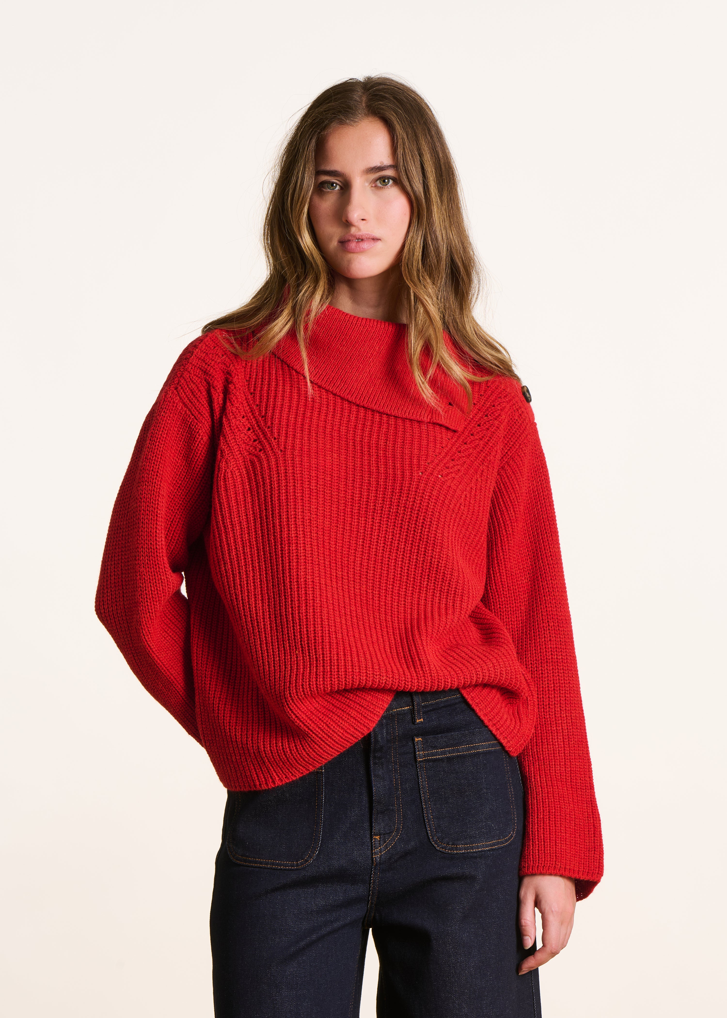 Jersey rojo amplio de manga larga con cuello asimétrico