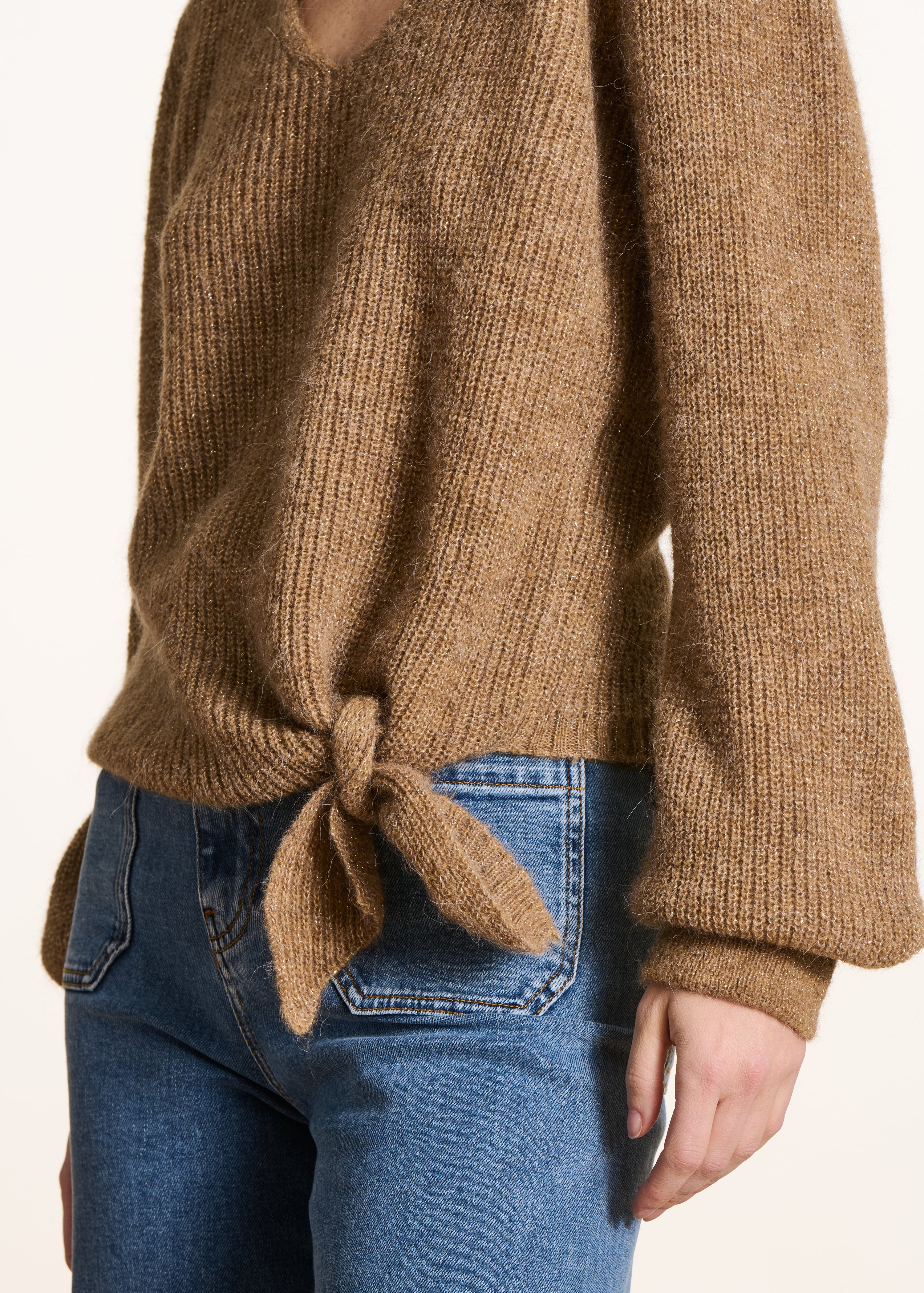 Kurzer brauner Pullover aus schimmerndem Strick mit langen Ärmeln und V-Ausschnitt