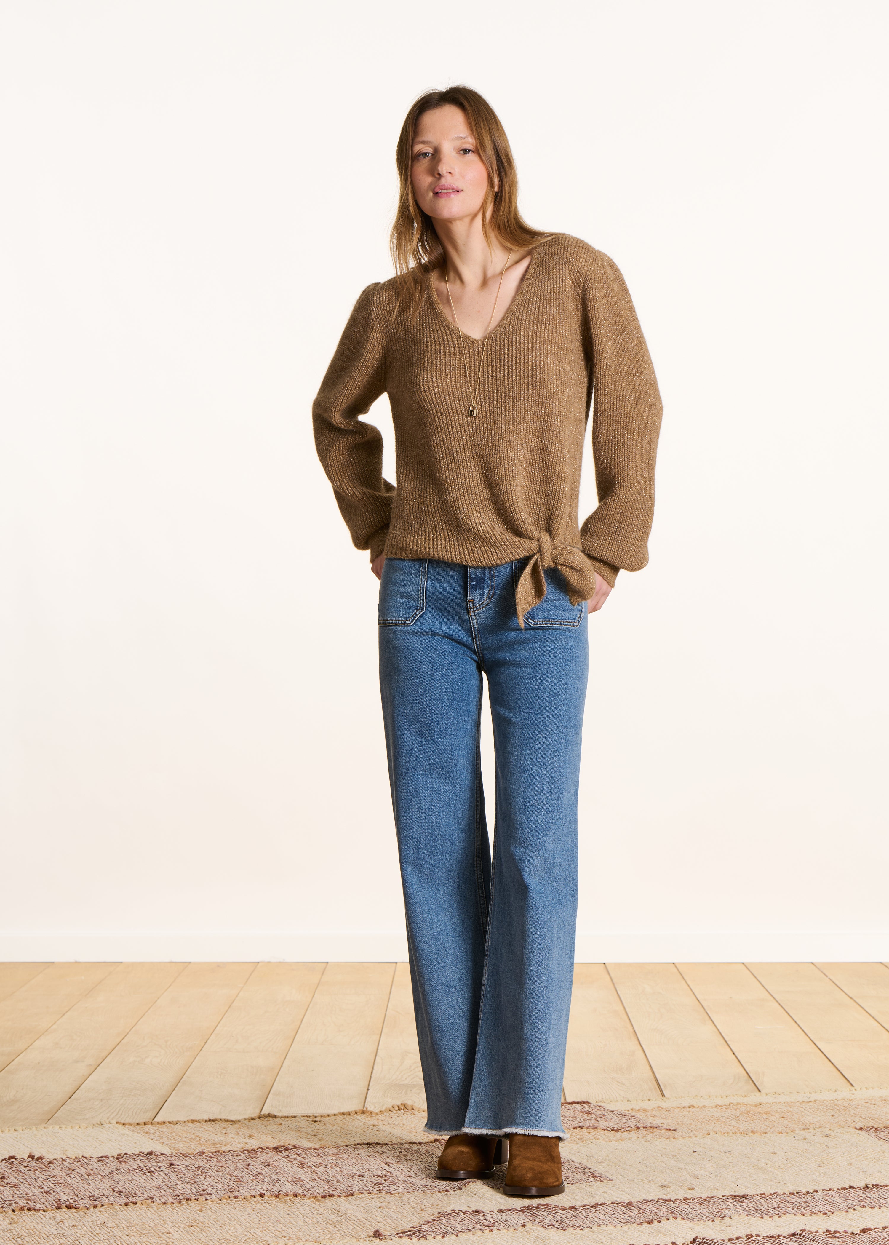 Kurzer brauner Pullover aus schimmerndem Strick mit langen Ärmeln und V-Ausschnitt