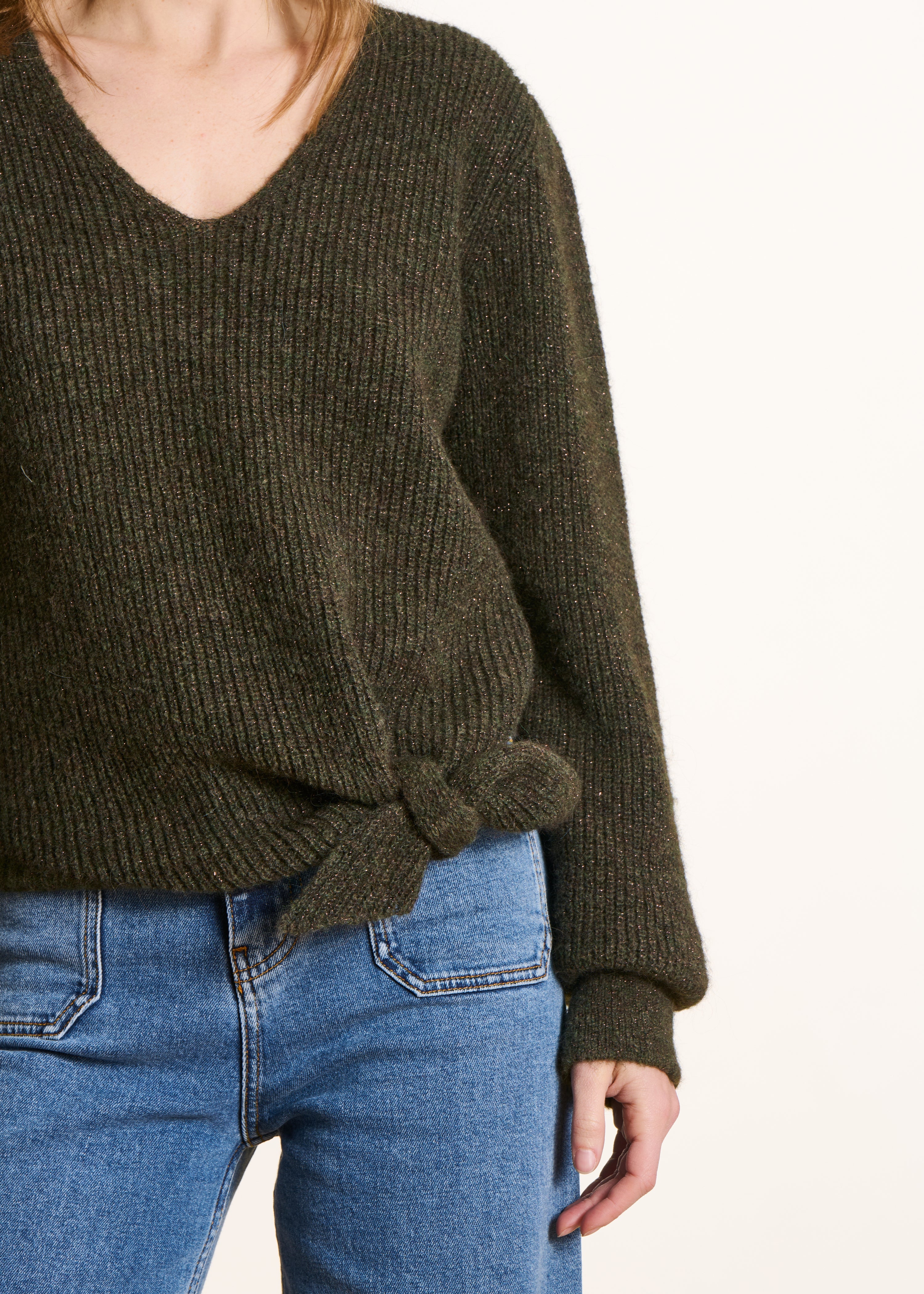 Short khaki sweater in shimmering knit with long sleeves and V-neck
