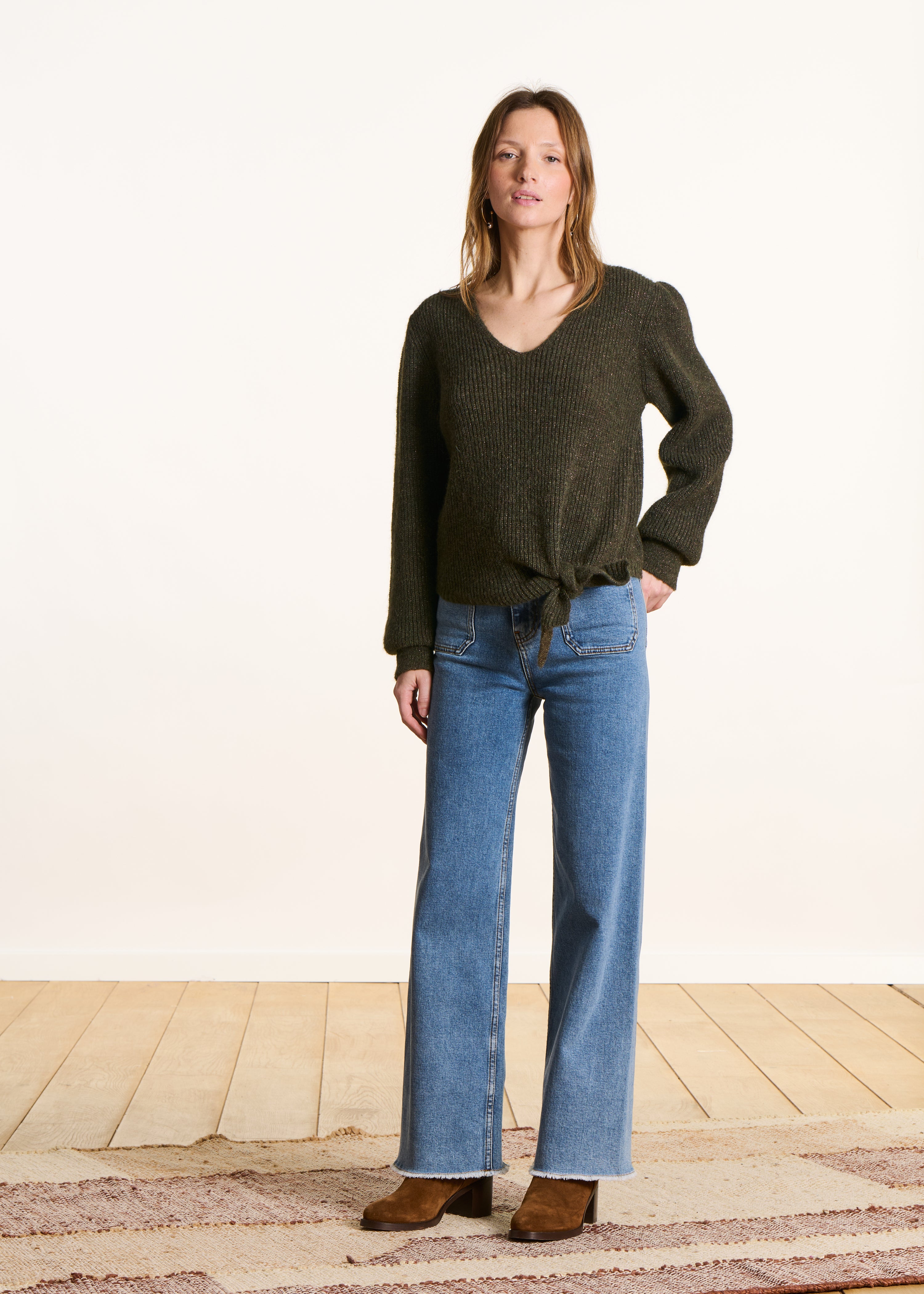 Short khaki sweater in shimmering knit with long sleeves and V-neck