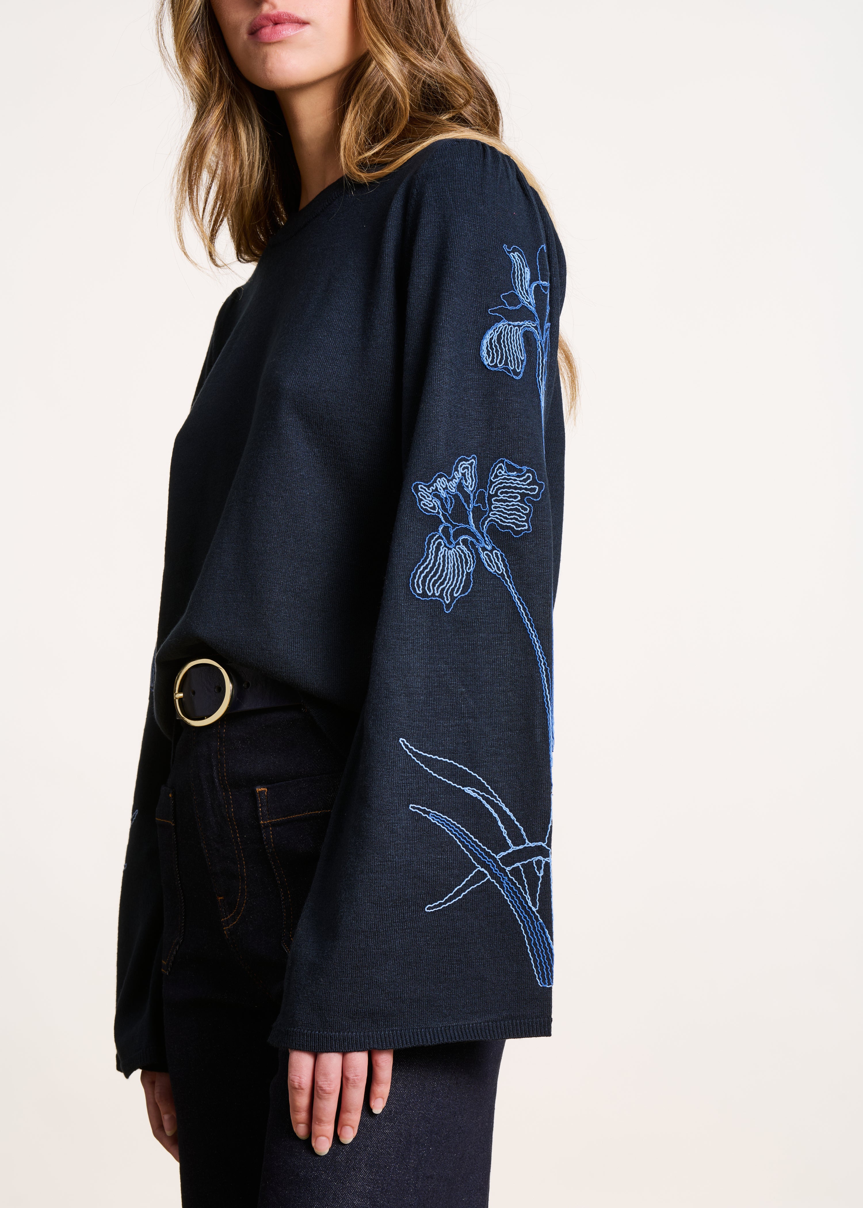 Pull bleu foncé avec broderie manches longues