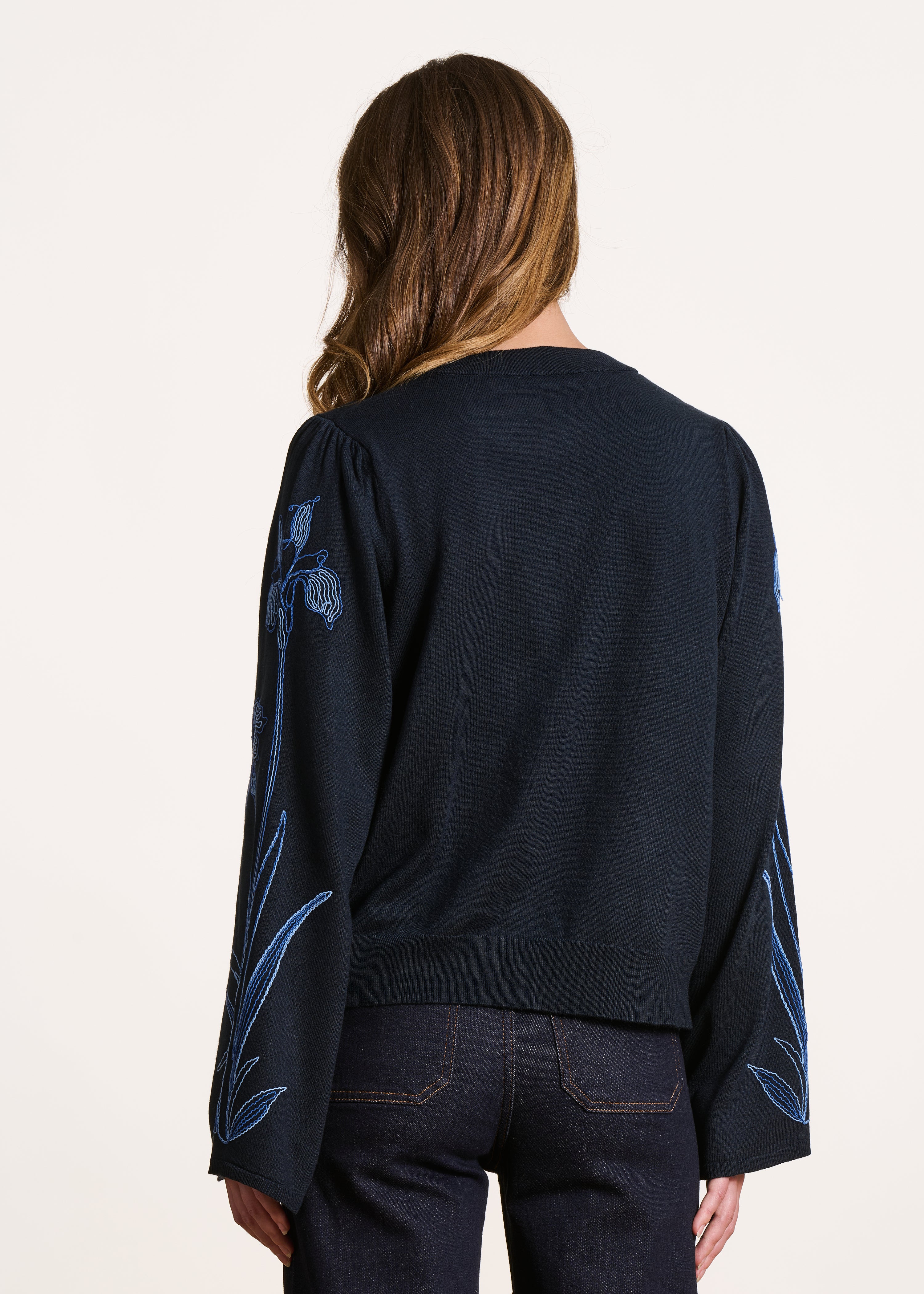 Pull bleu foncé avec broderie manches longues