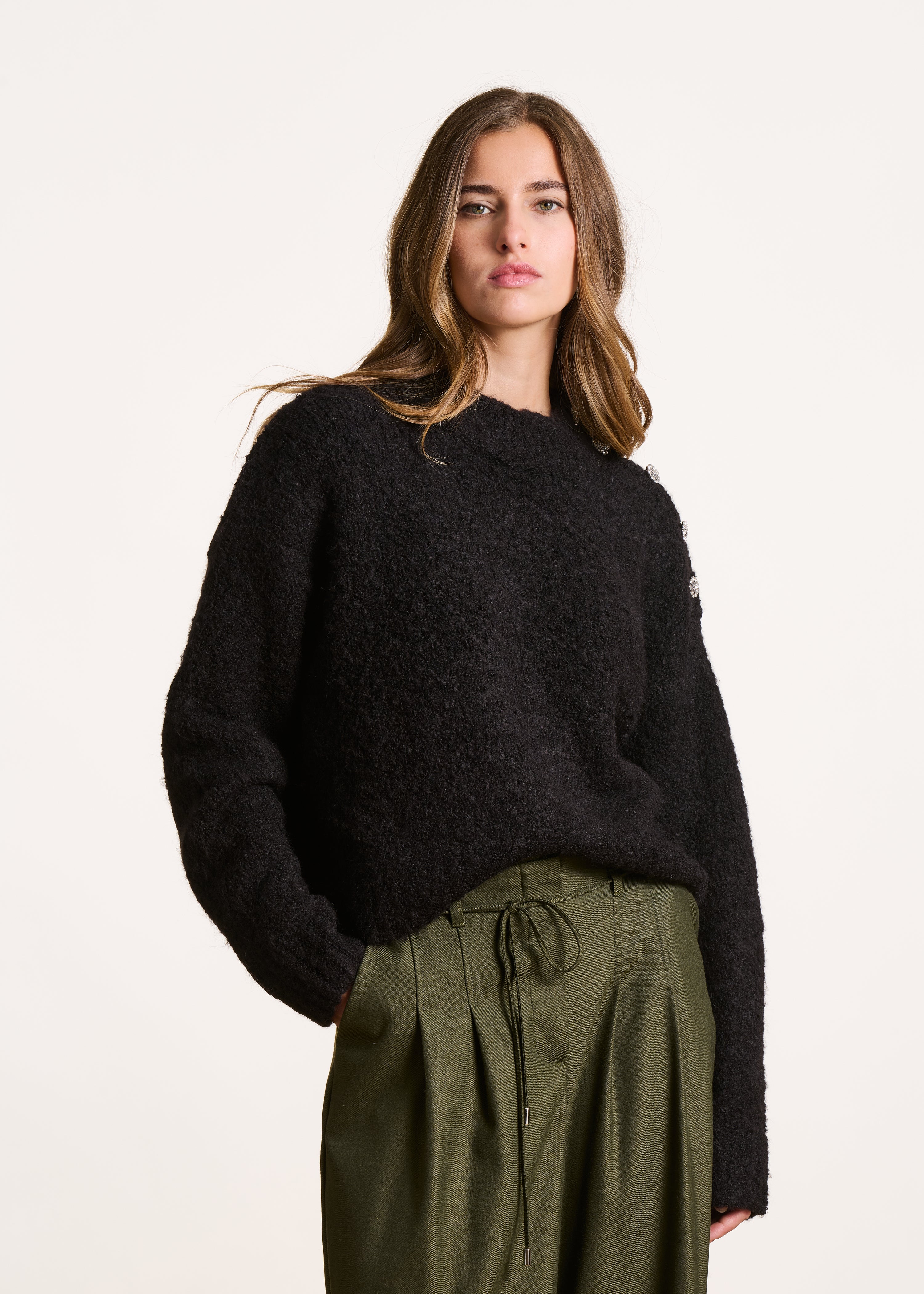 Pull noir en maille bouclette boutons bijoux