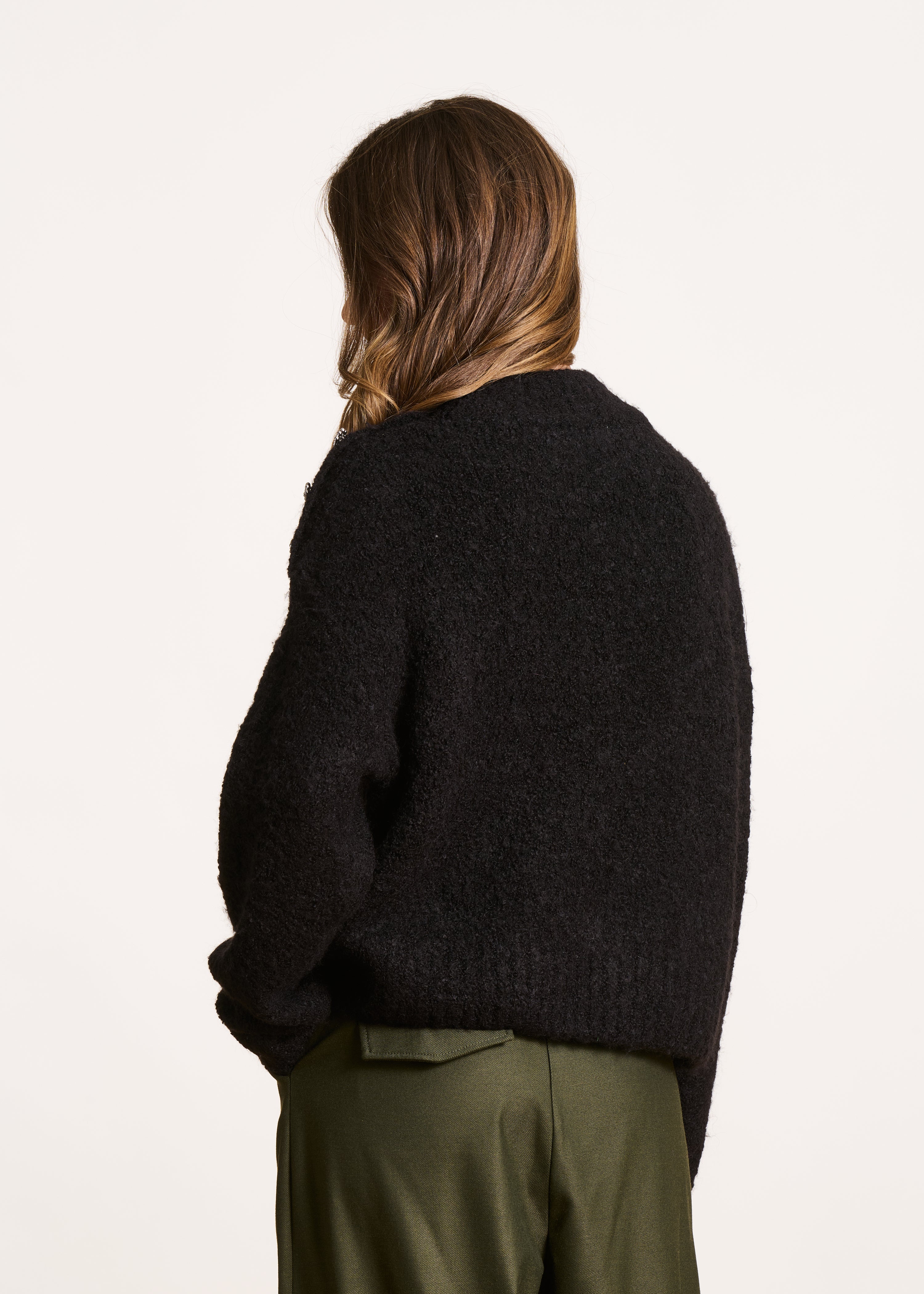 Pull noir en maille bouclette boutons bijoux