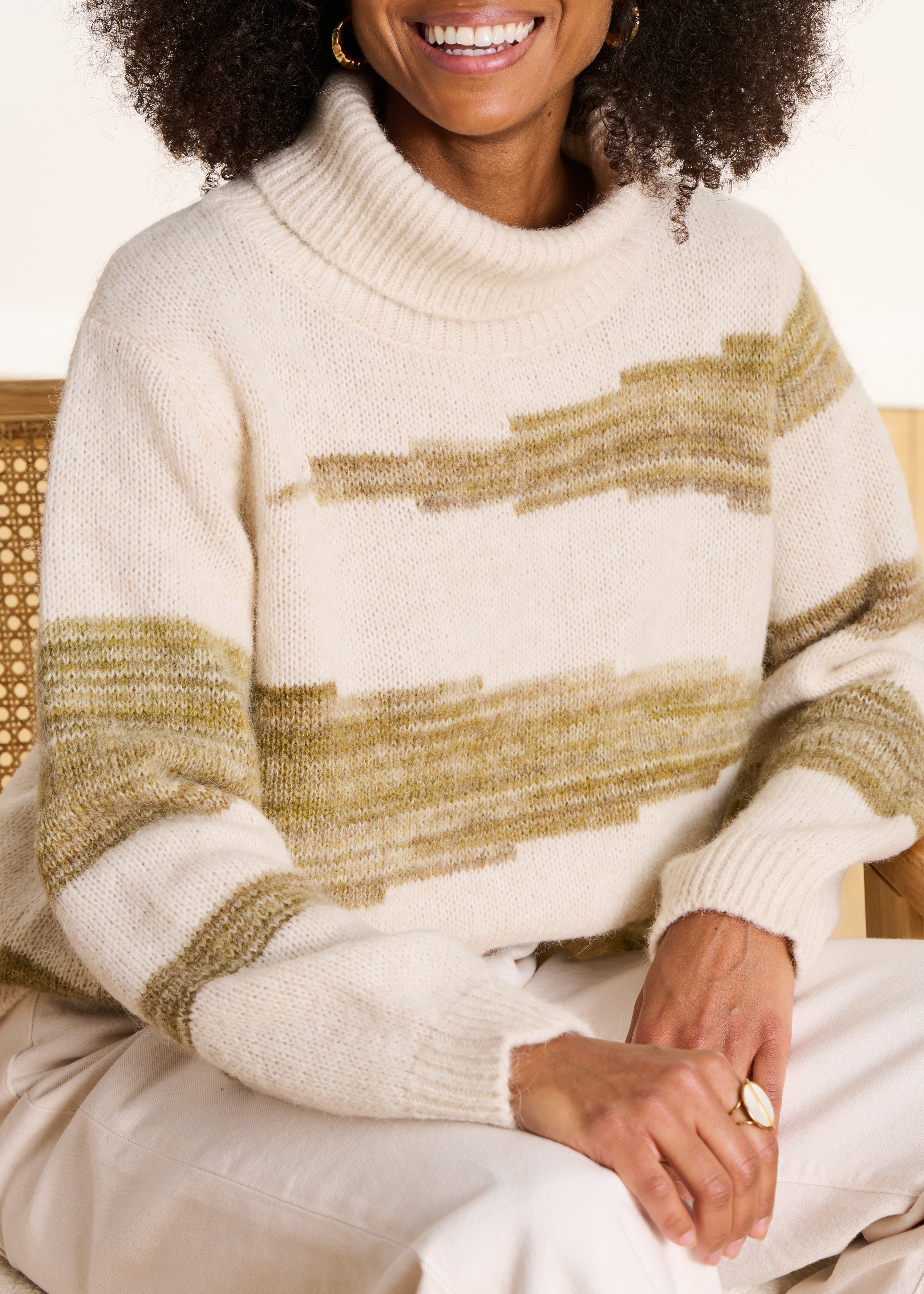 Two-tone cropped sweater with turtleneck pattern