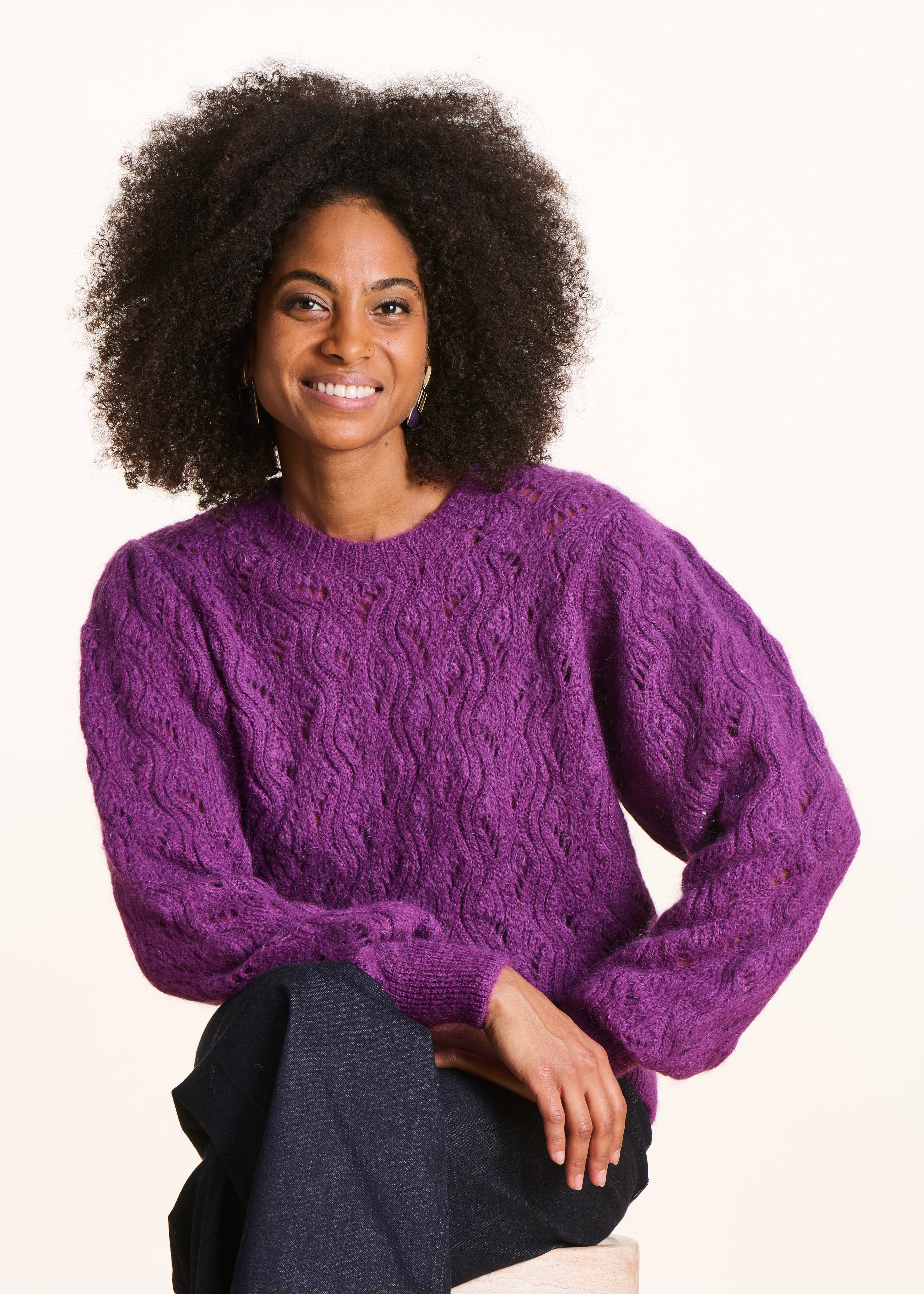 Pull court violet en maille ajourée col rond