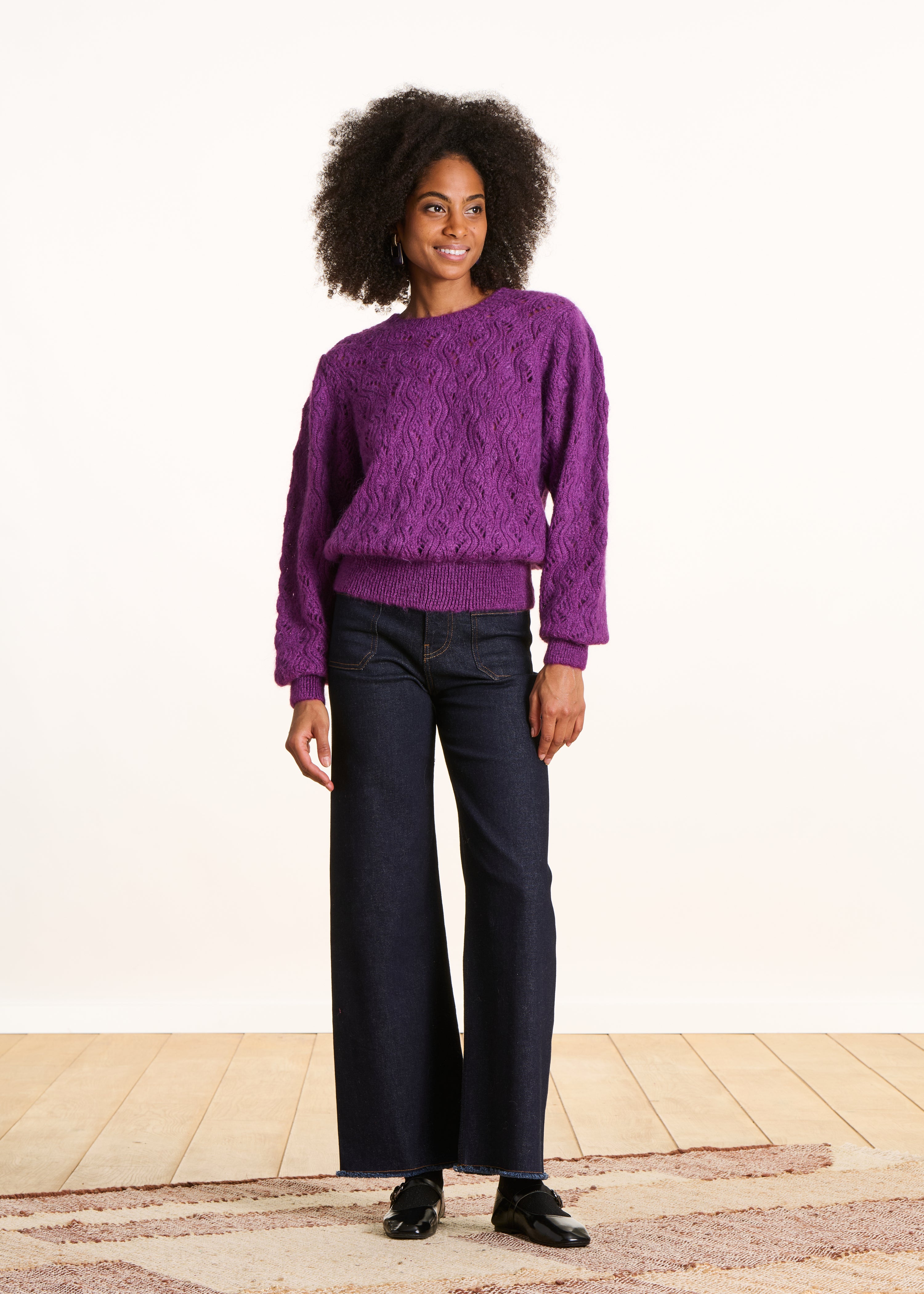 Pull court violet en maille ajourée col rond