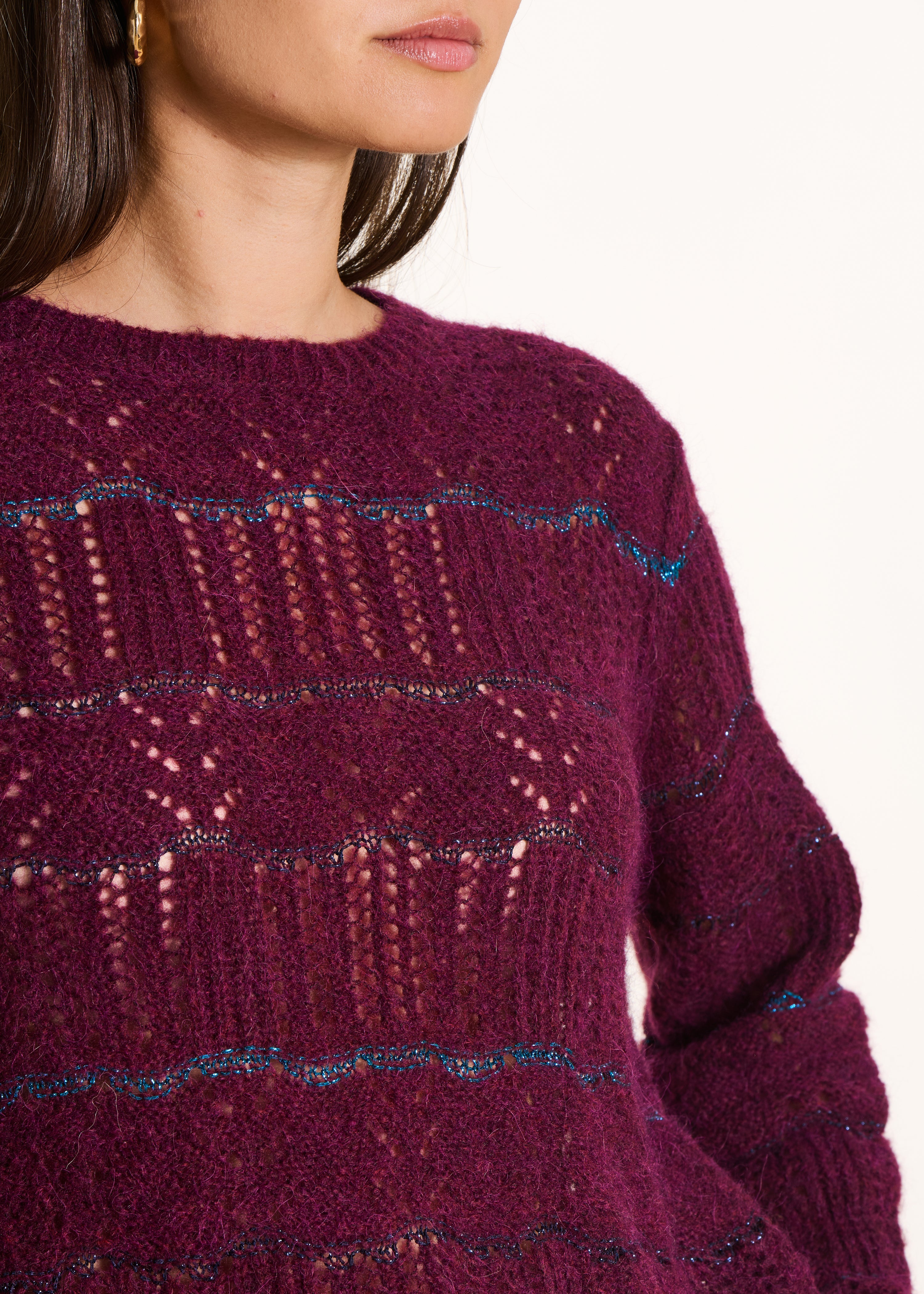 Kurzpullover in Bordeaux aus Lochstrick mit Rundhalsausschnitt