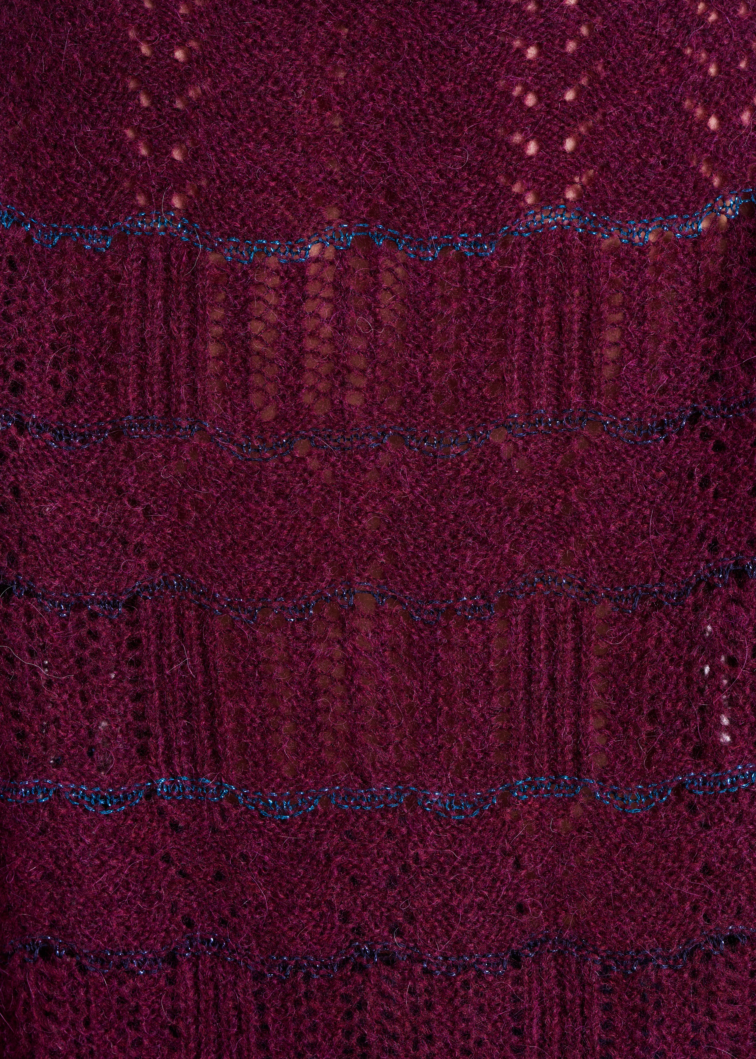 Kurzpullover in Bordeaux aus Lochstrick mit Rundhalsausschnitt