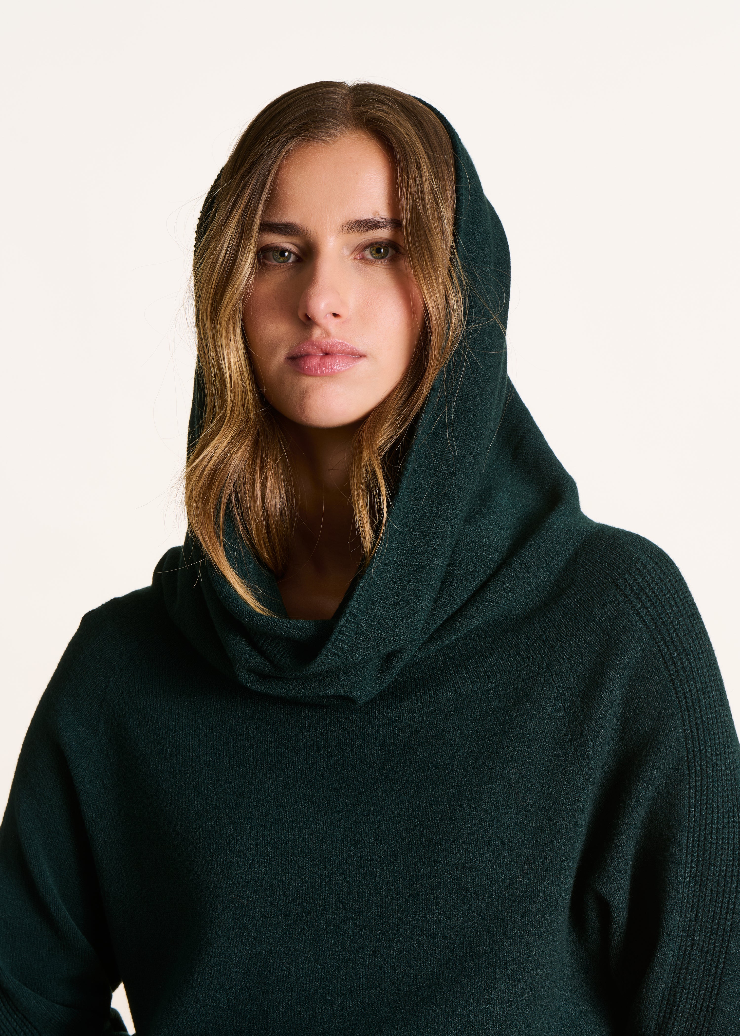 Camisola azul petróleo em malha com mangas compridas