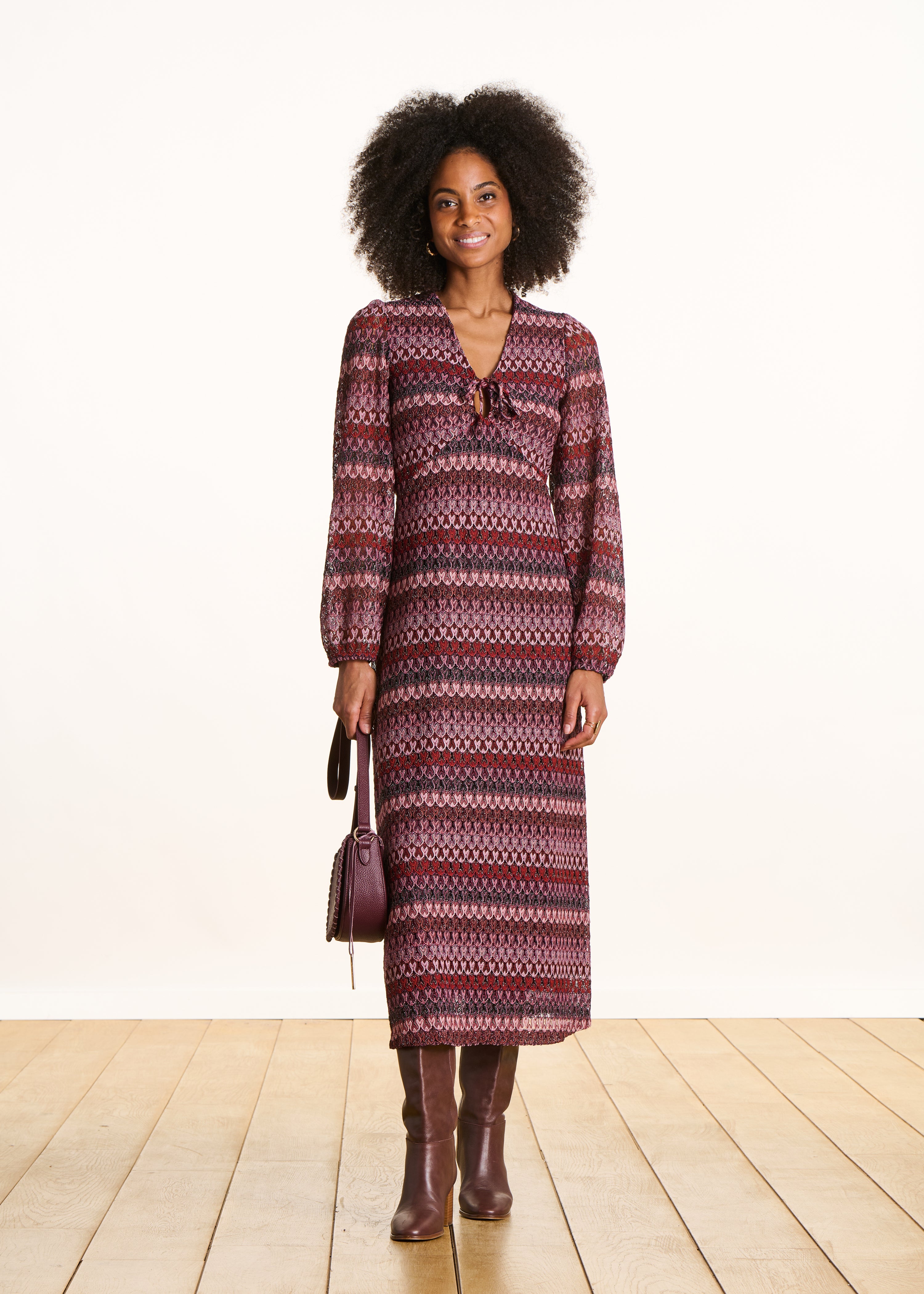 Rotes langes Häkelkleid mit langen Ärmeln