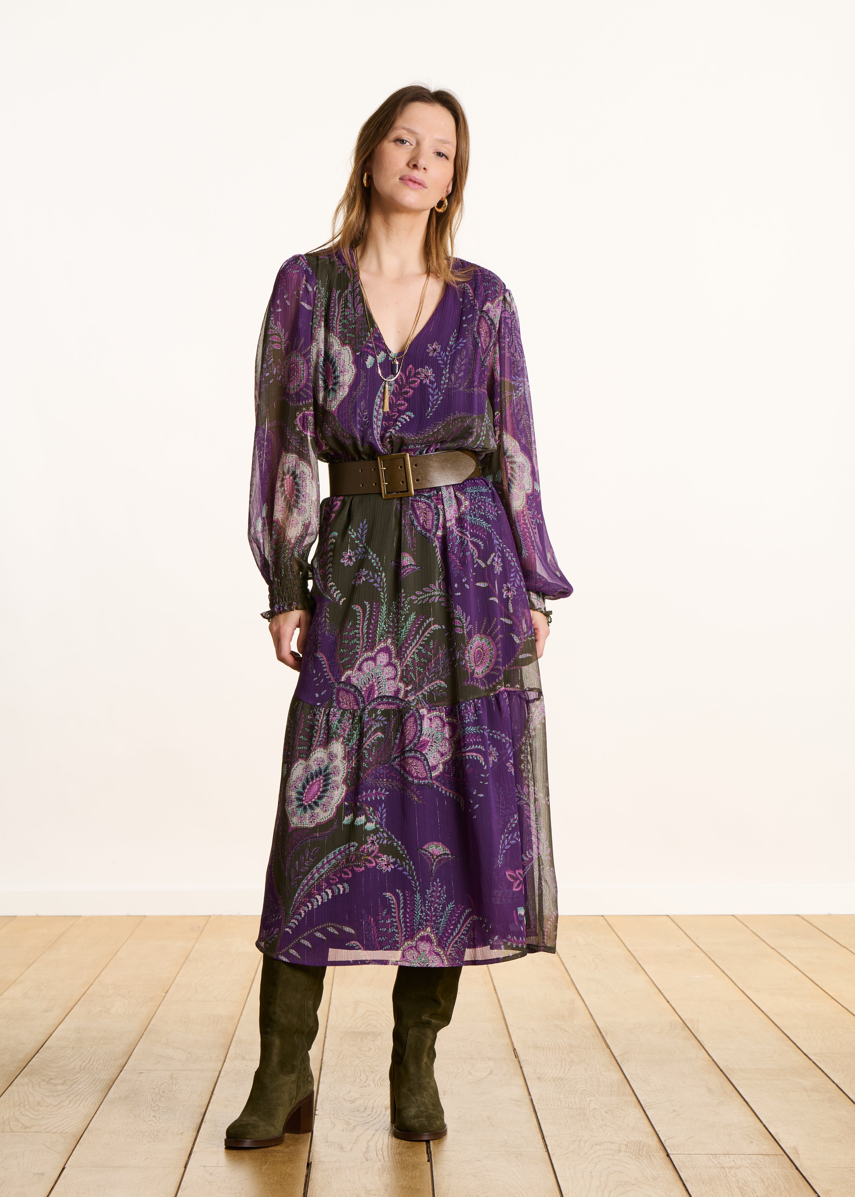 Long fitted dress with V-neck in purple and green with ruffle and print