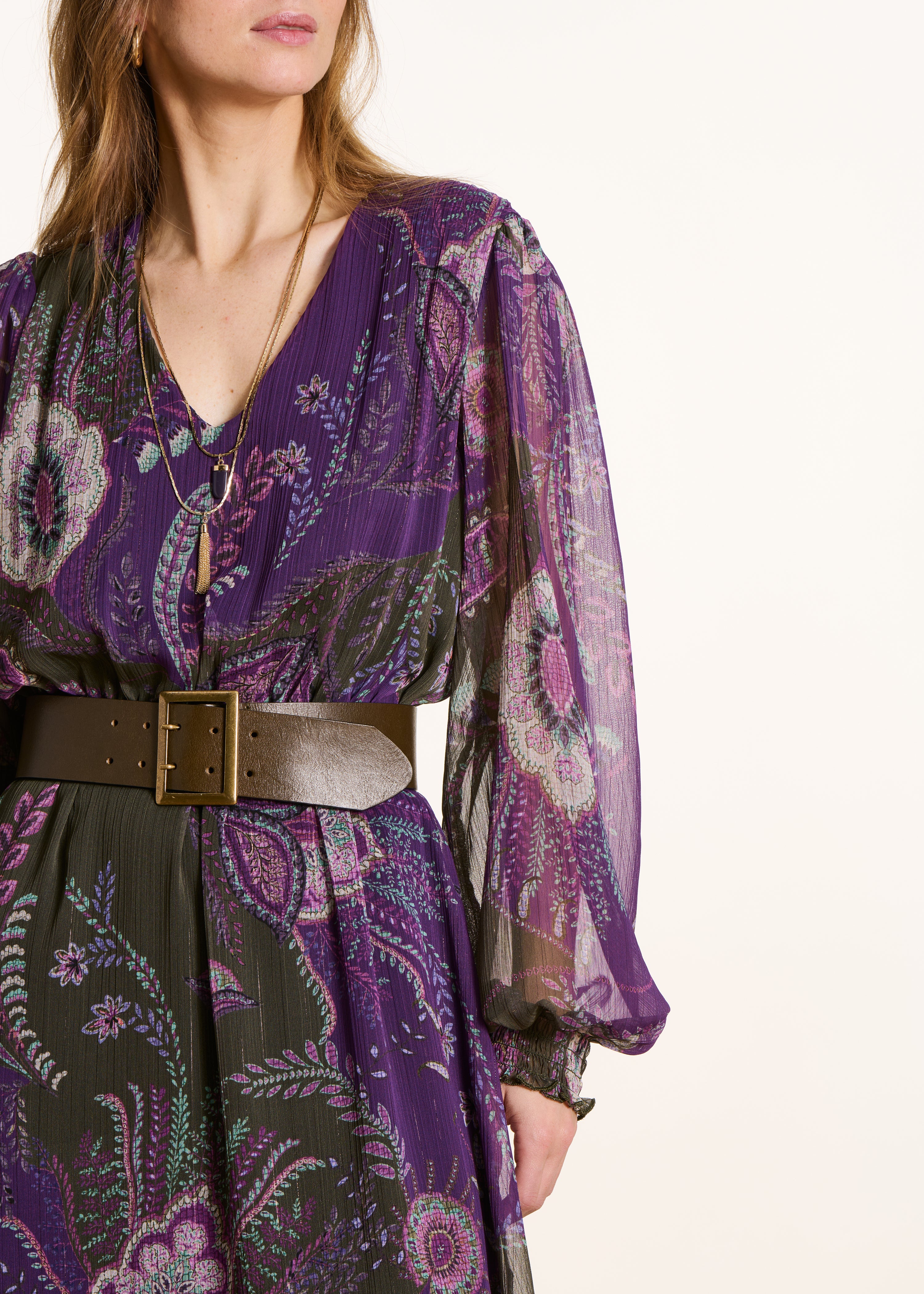 Long fitted dress with V-neck in purple and green with ruffle and print