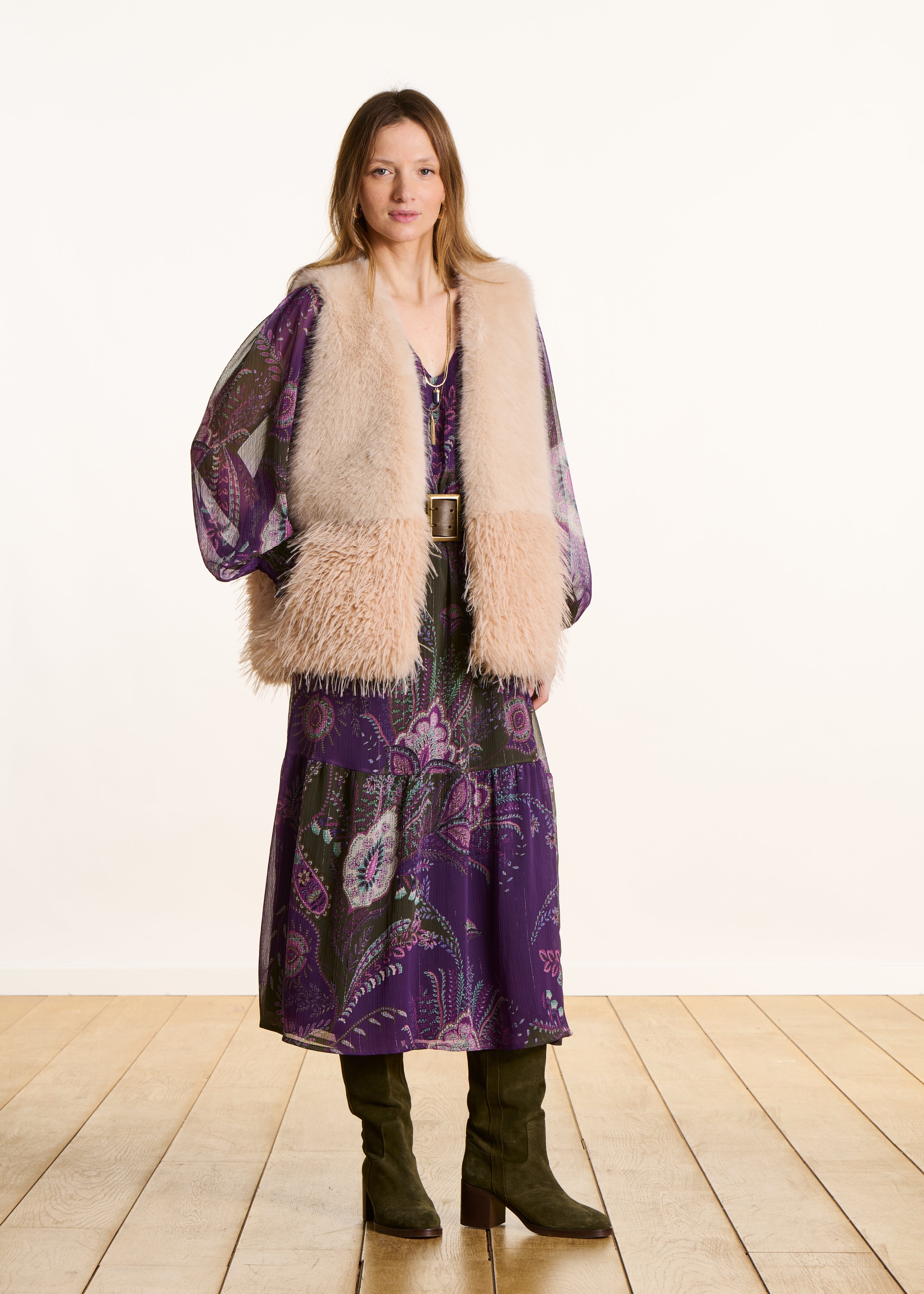 Long fitted dress with V-neck in purple and green with ruffle and print