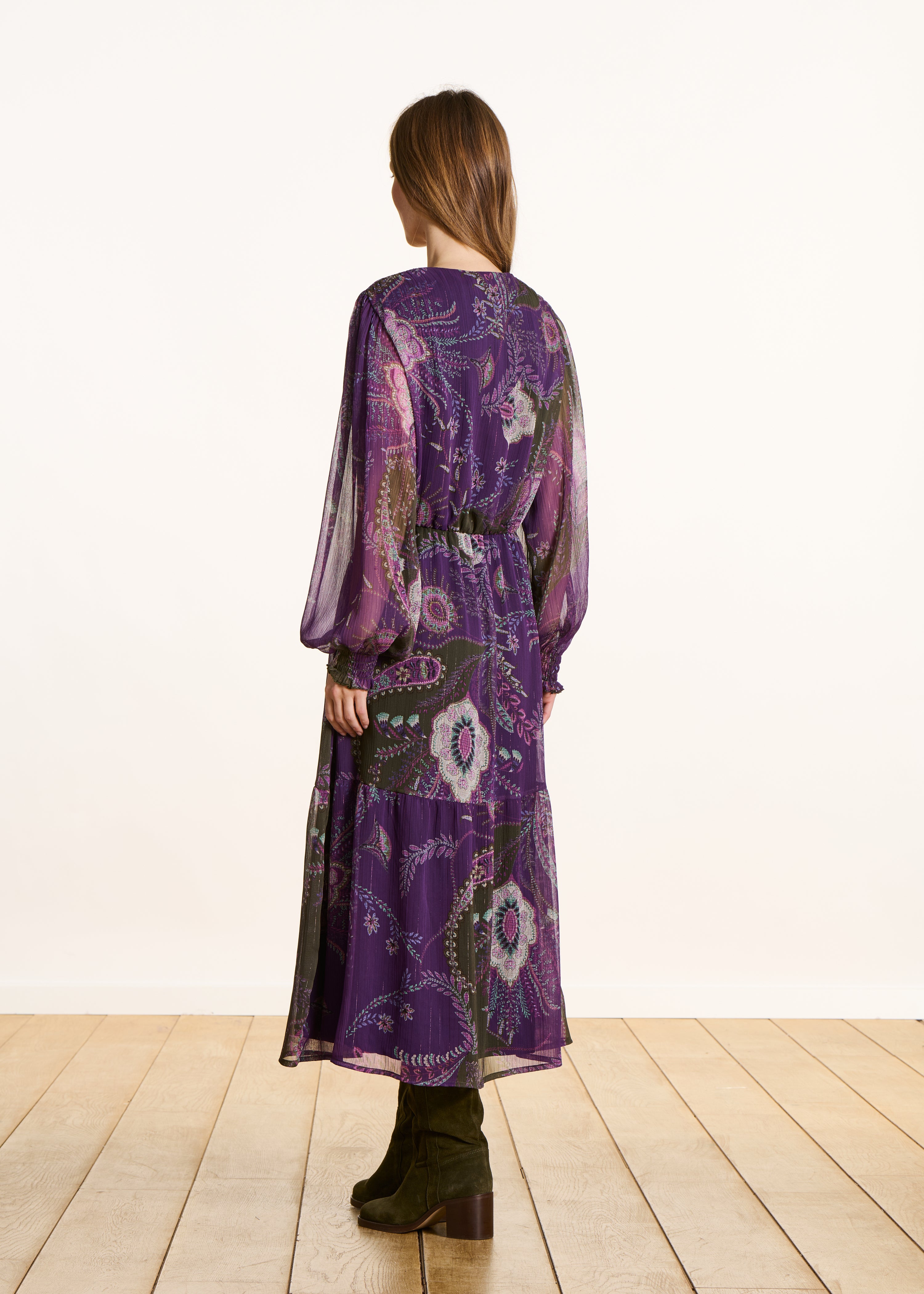 Long fitted dress with V-neck in purple and green with ruffle and print