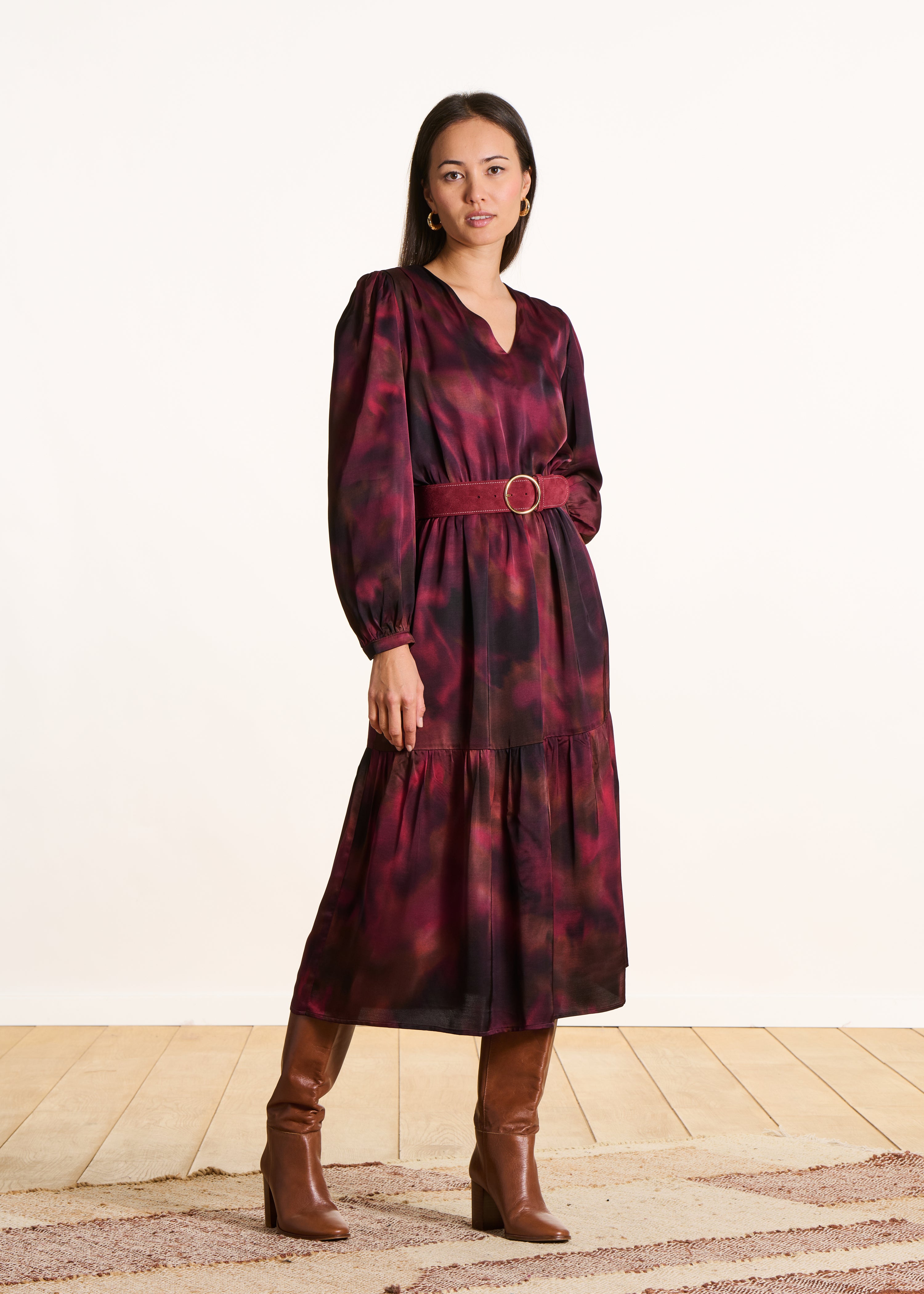 Rotes langes Satin-Kleid mit Print