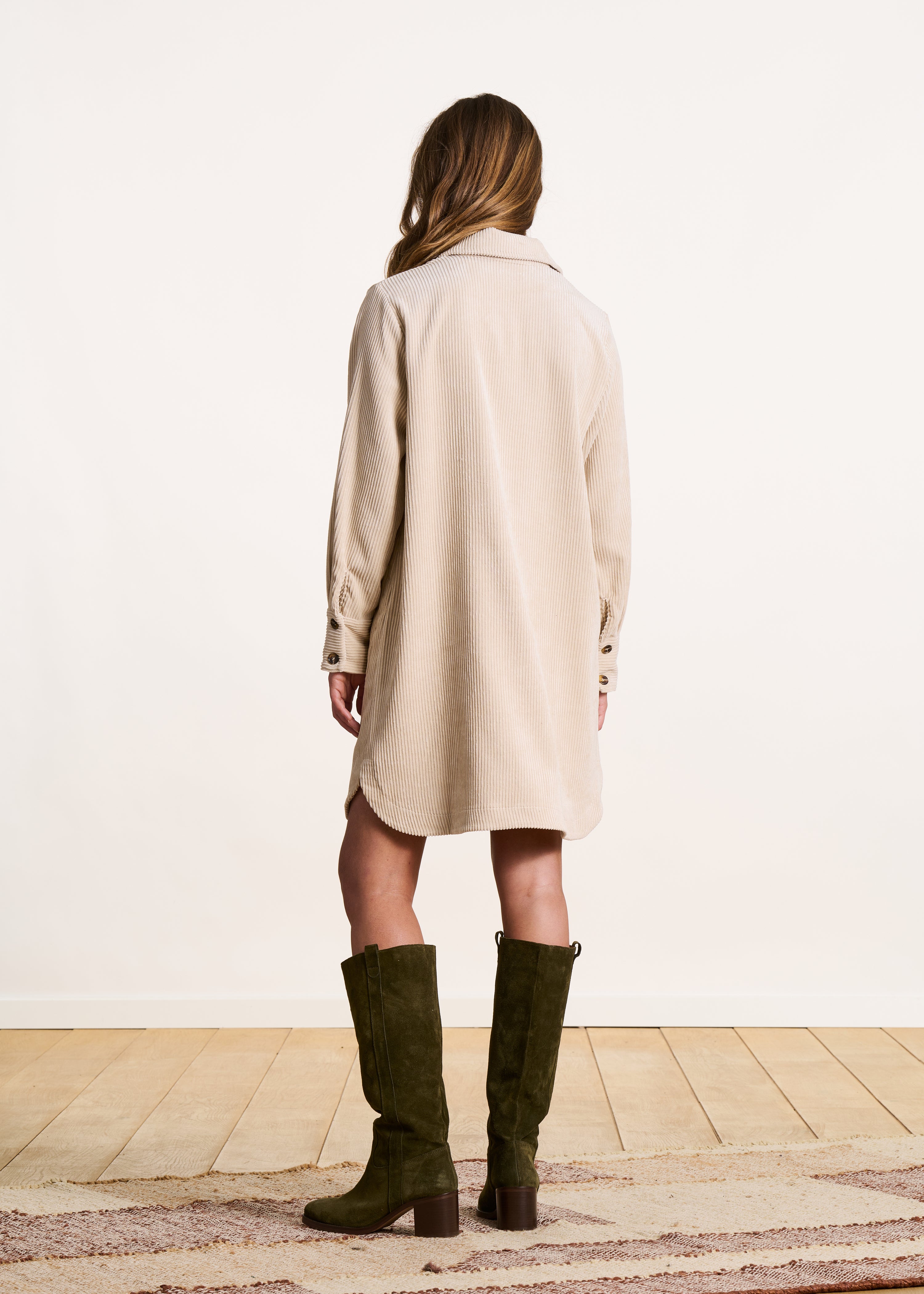 Robe chemise courte en velours côtelé écru