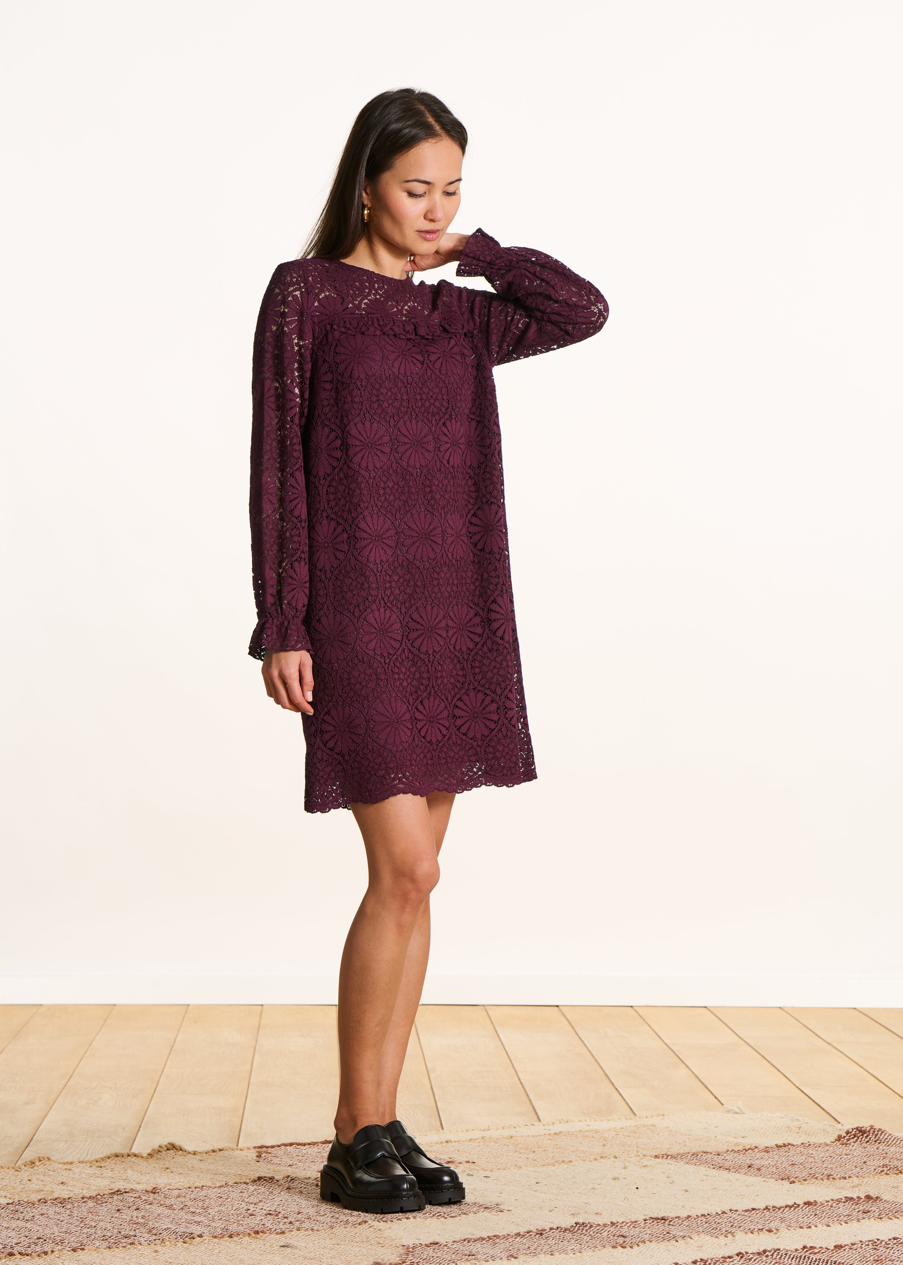 Kurzes bordeauxrotes Spitzenkleid mit langen Ärmeln