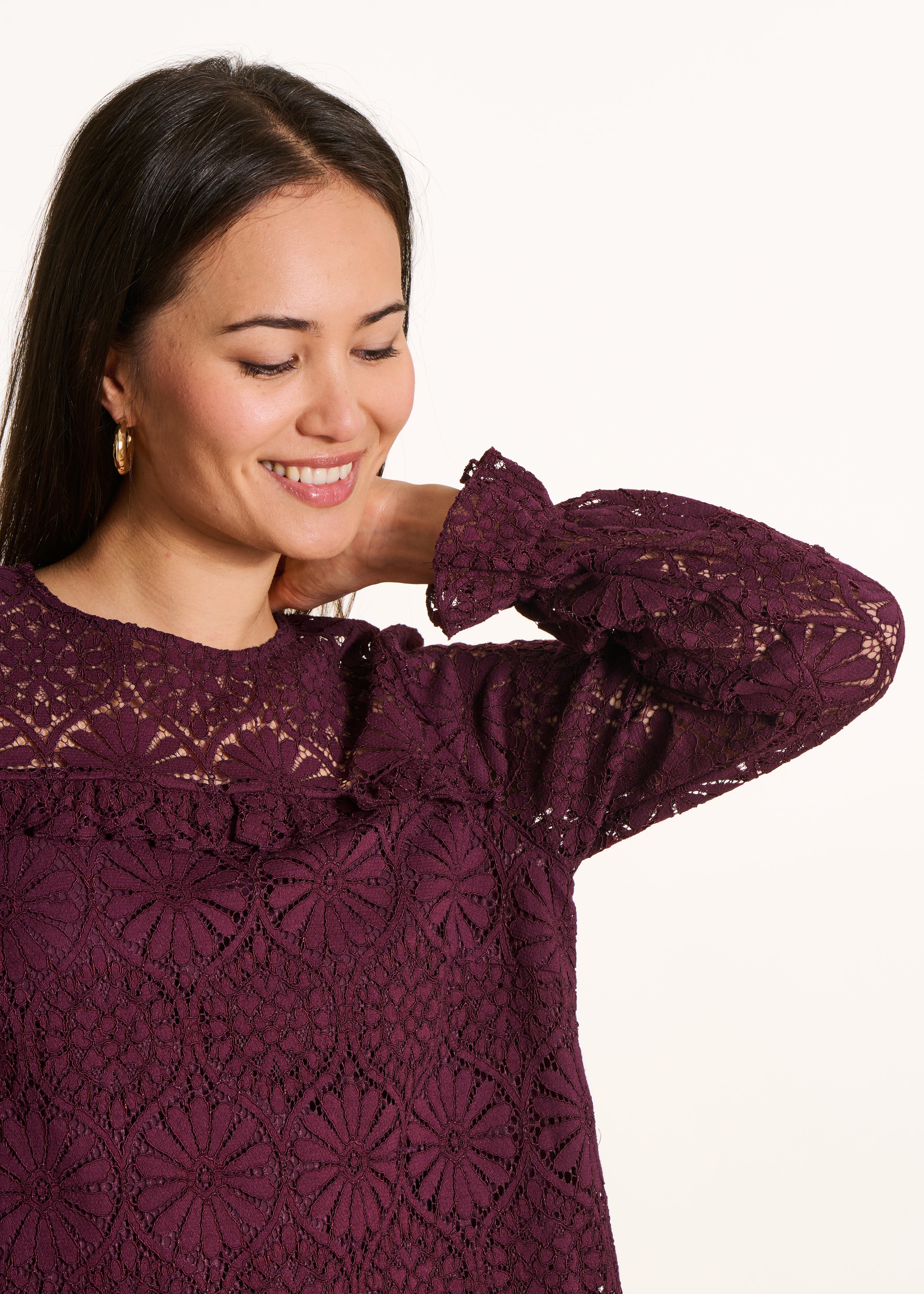 Robe courte bordeaux en dentelle manches longues