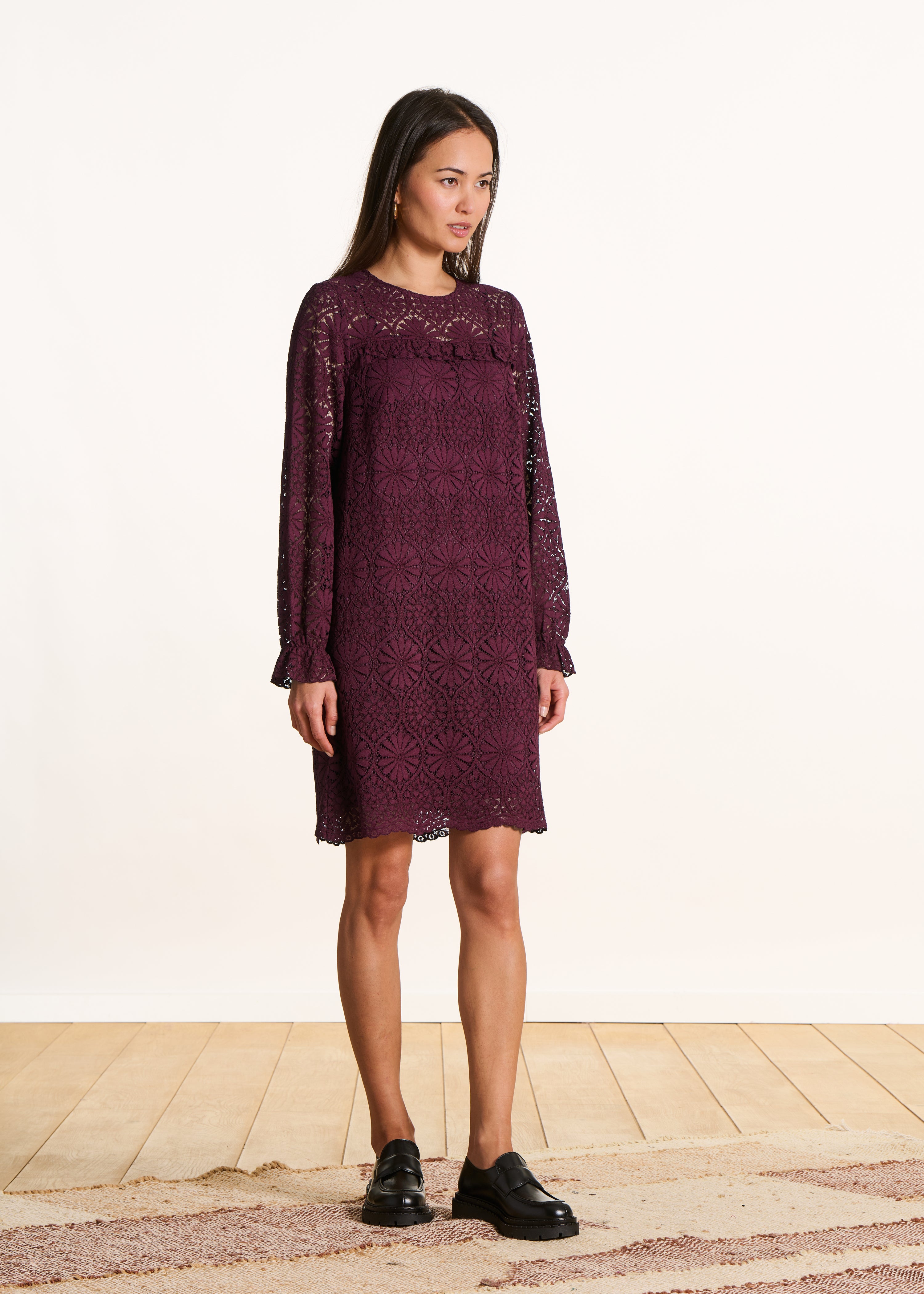 Robe courte bordeaux en dentelle manches longues