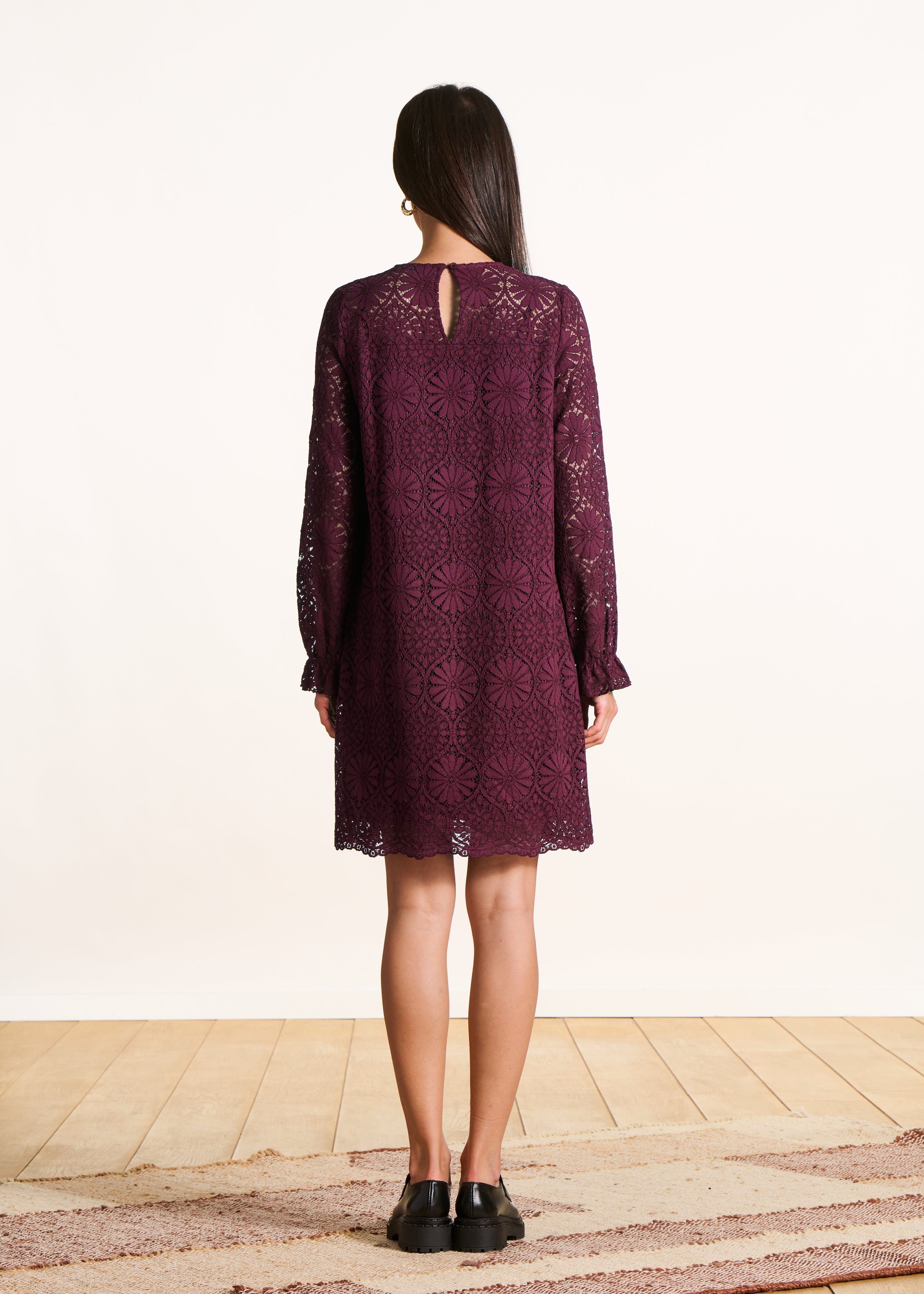 Robe courte bordeaux en dentelle manches longues