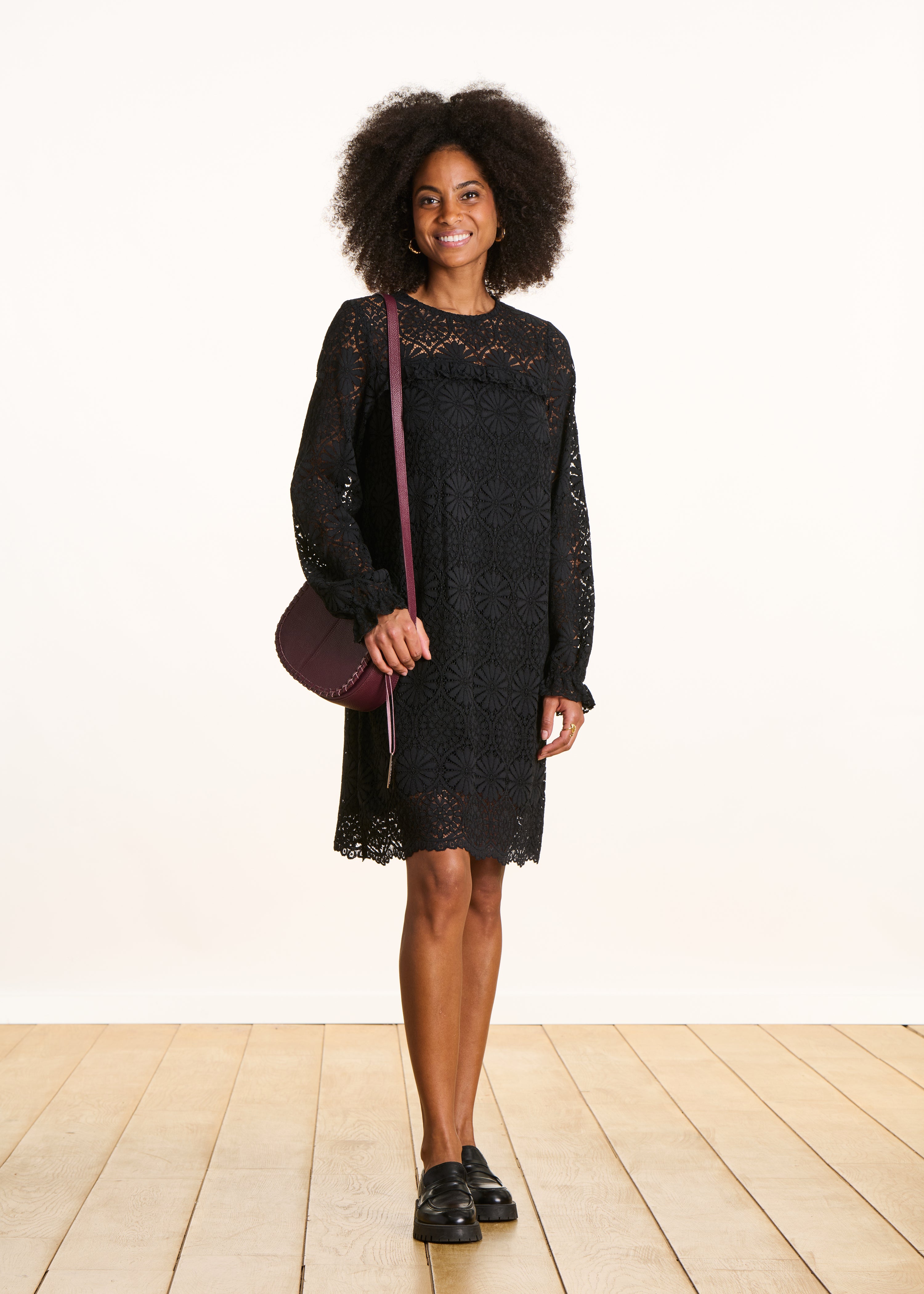 Robe courte noire en dentelle manches longues