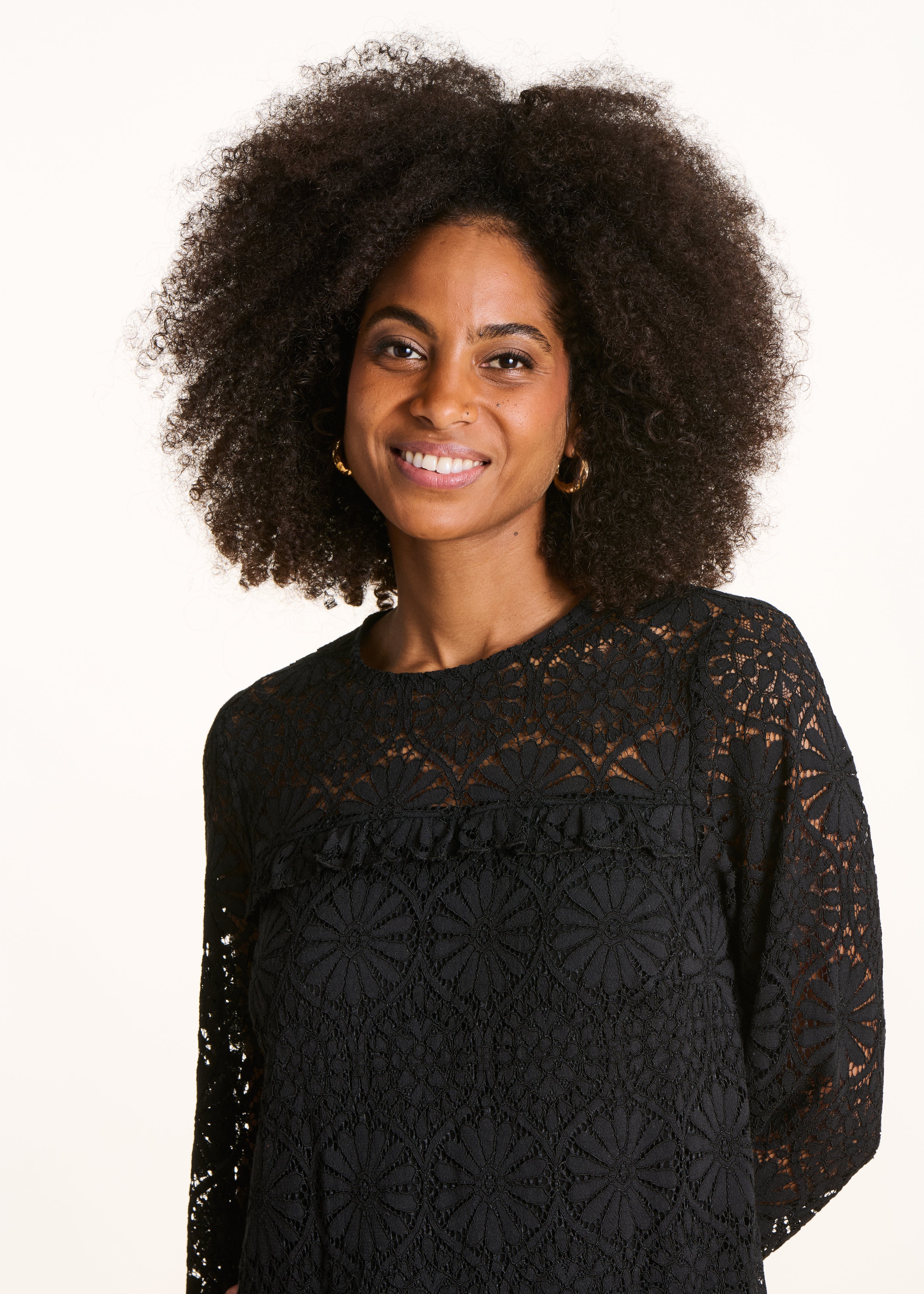 Robe courte noire en dentelle manches longues