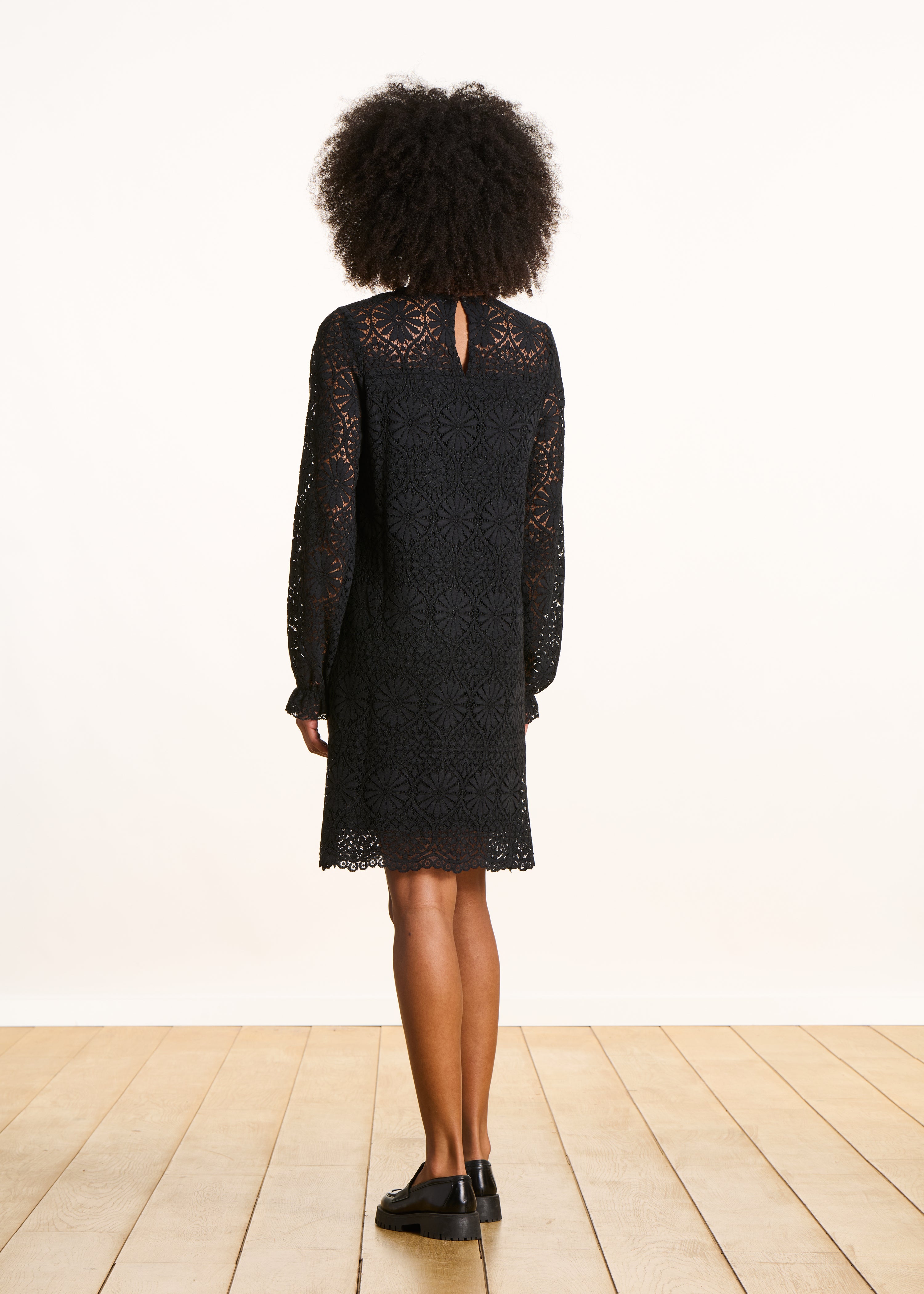 Kurzes schwarzes Spitzenkleid mit langen Ärmeln