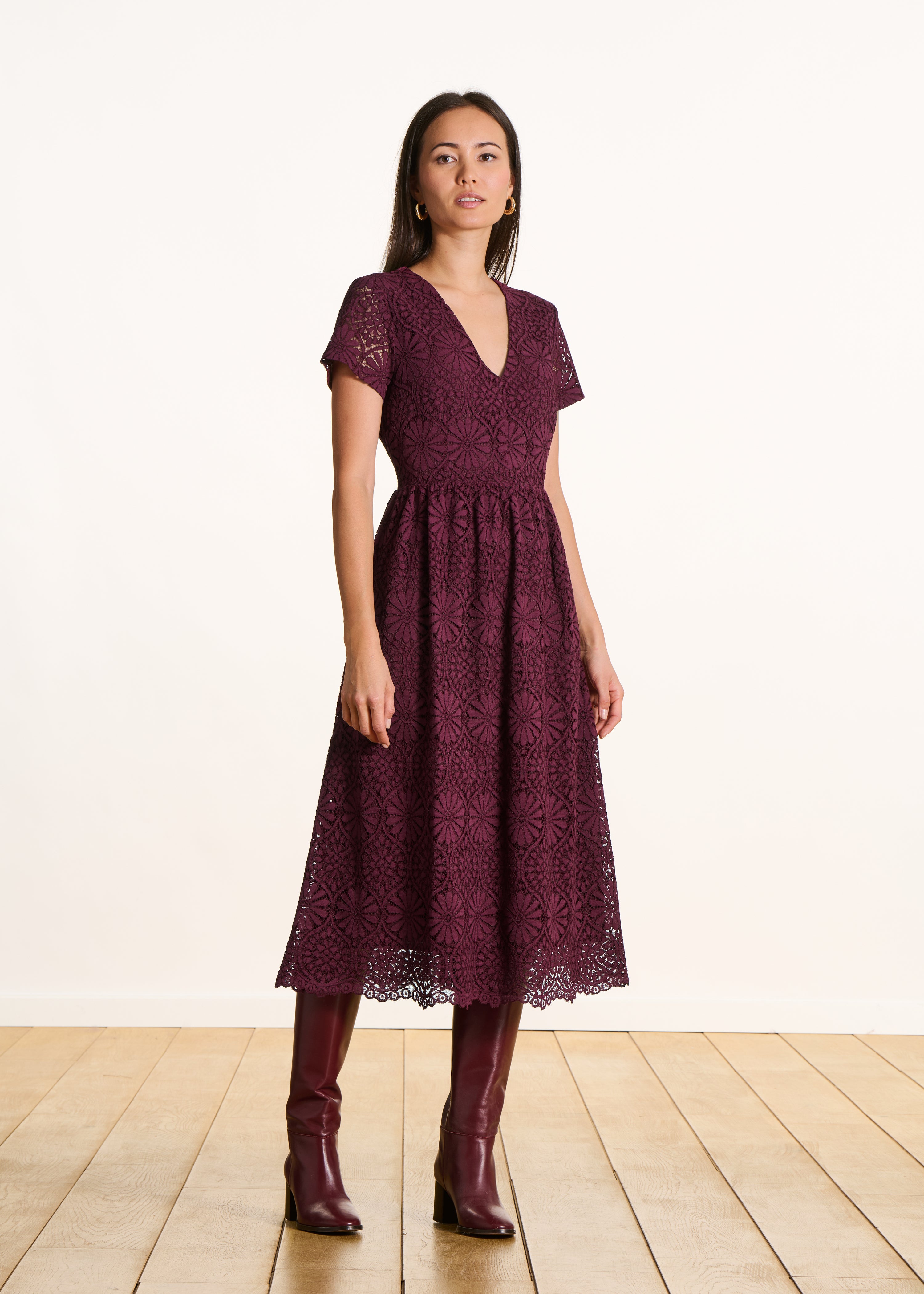 Robe mi-longue bordeaux en dentelle manches courtes