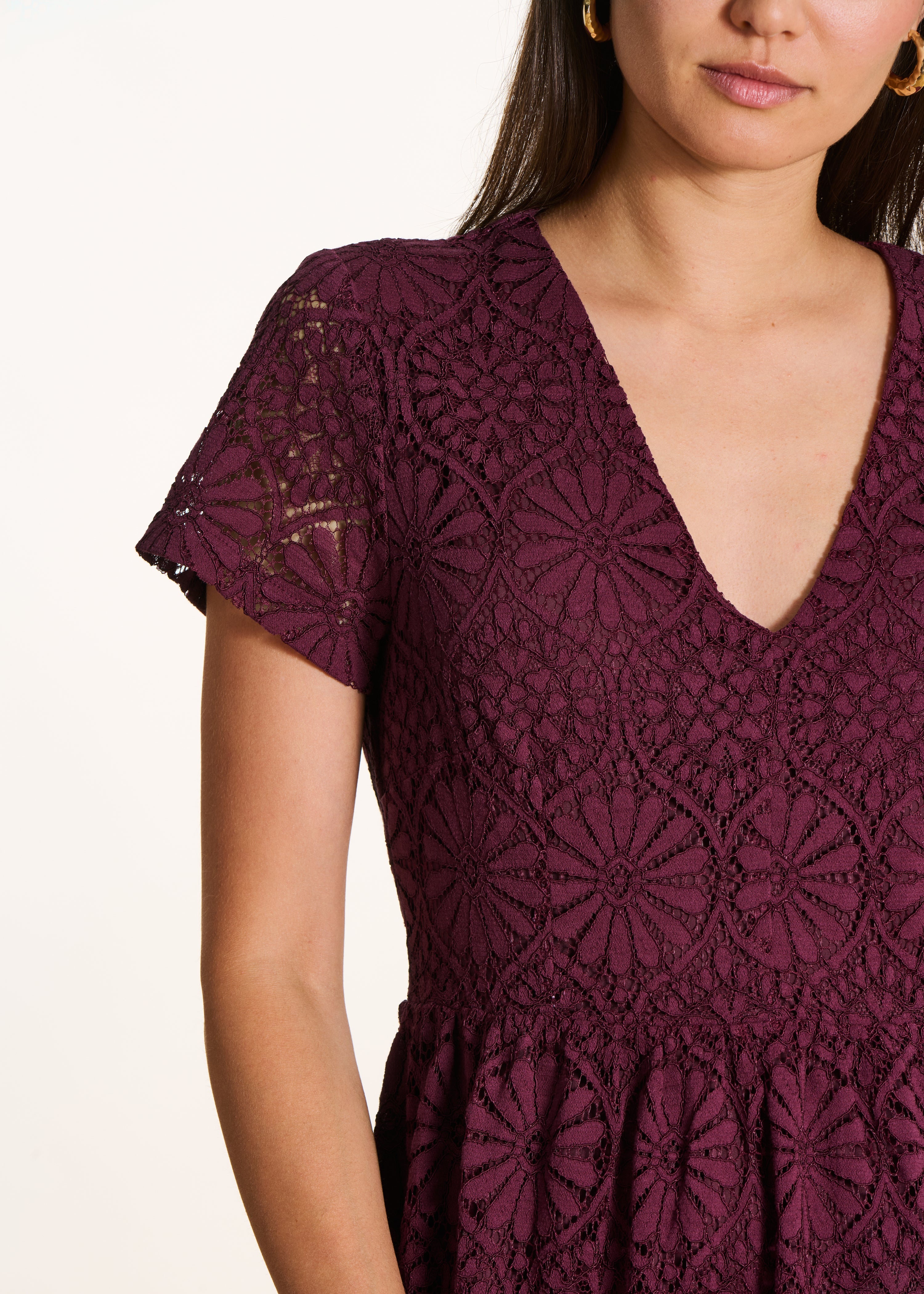 Bordeauxfarbenes Midikleid aus Spitze mit kurzen Ärmeln