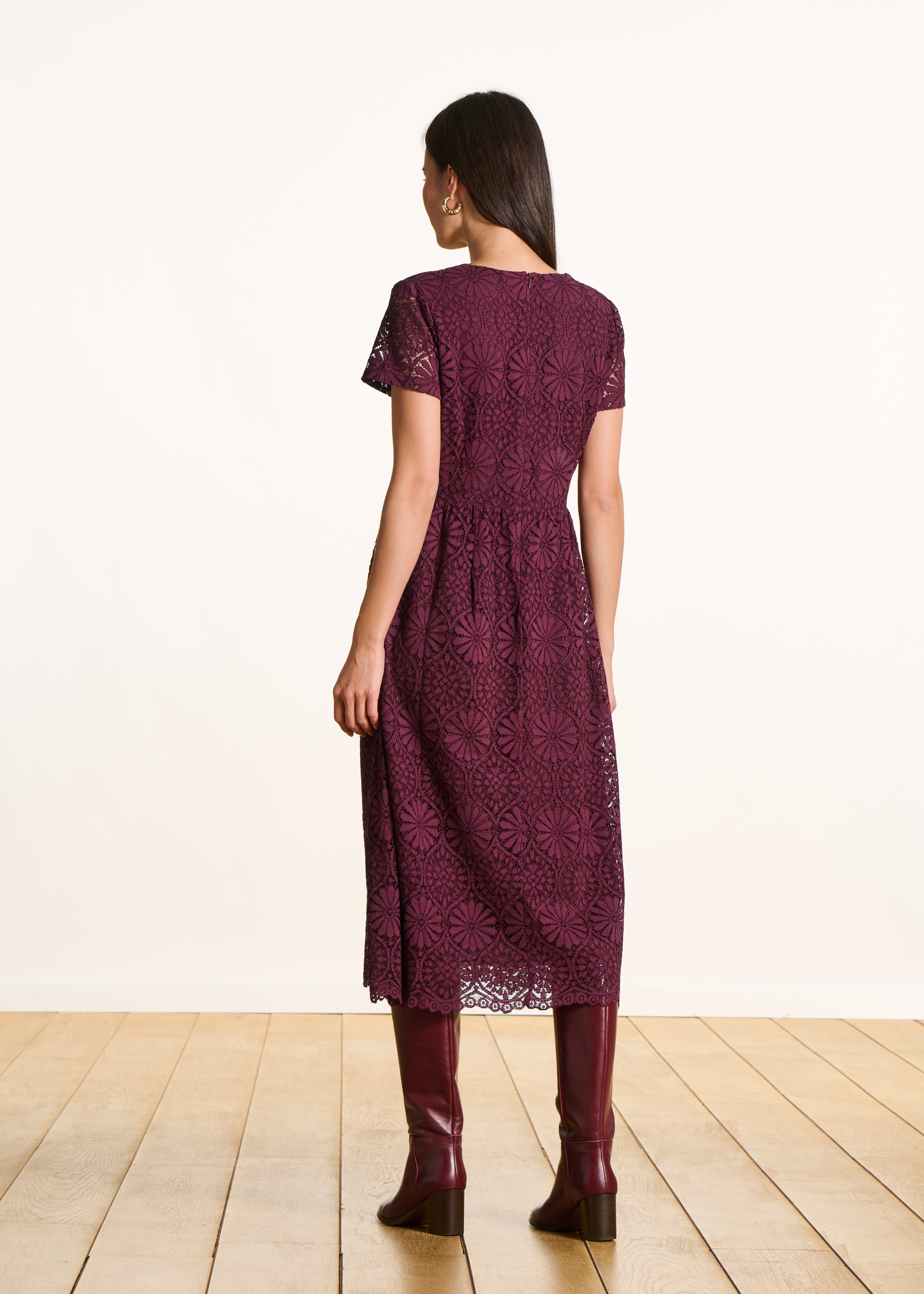 Bordeauxfarbenes Midikleid aus Spitze mit kurzen Ärmeln