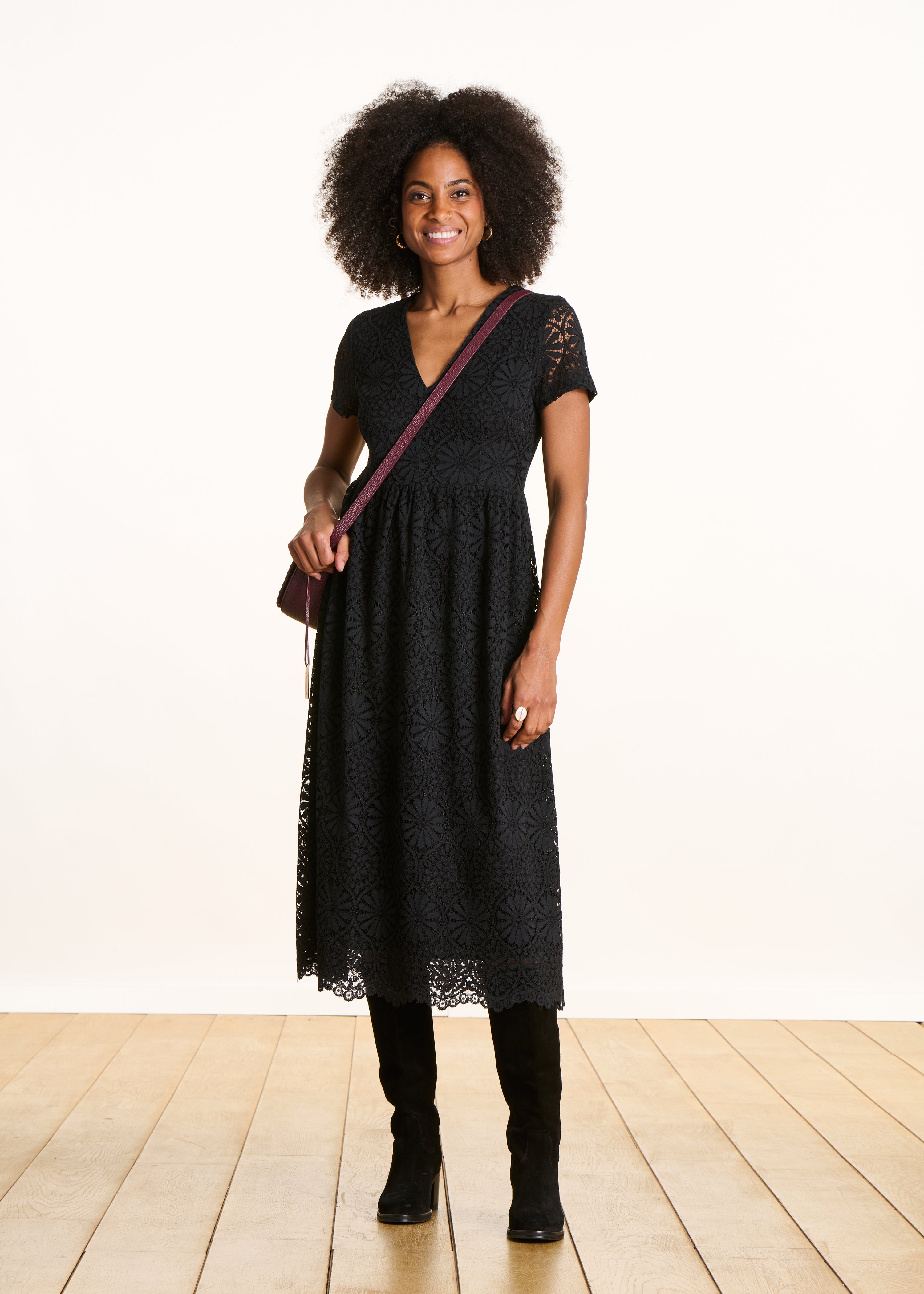 Schwarzes Midikleid aus Spitze mit kurzen Ärmeln