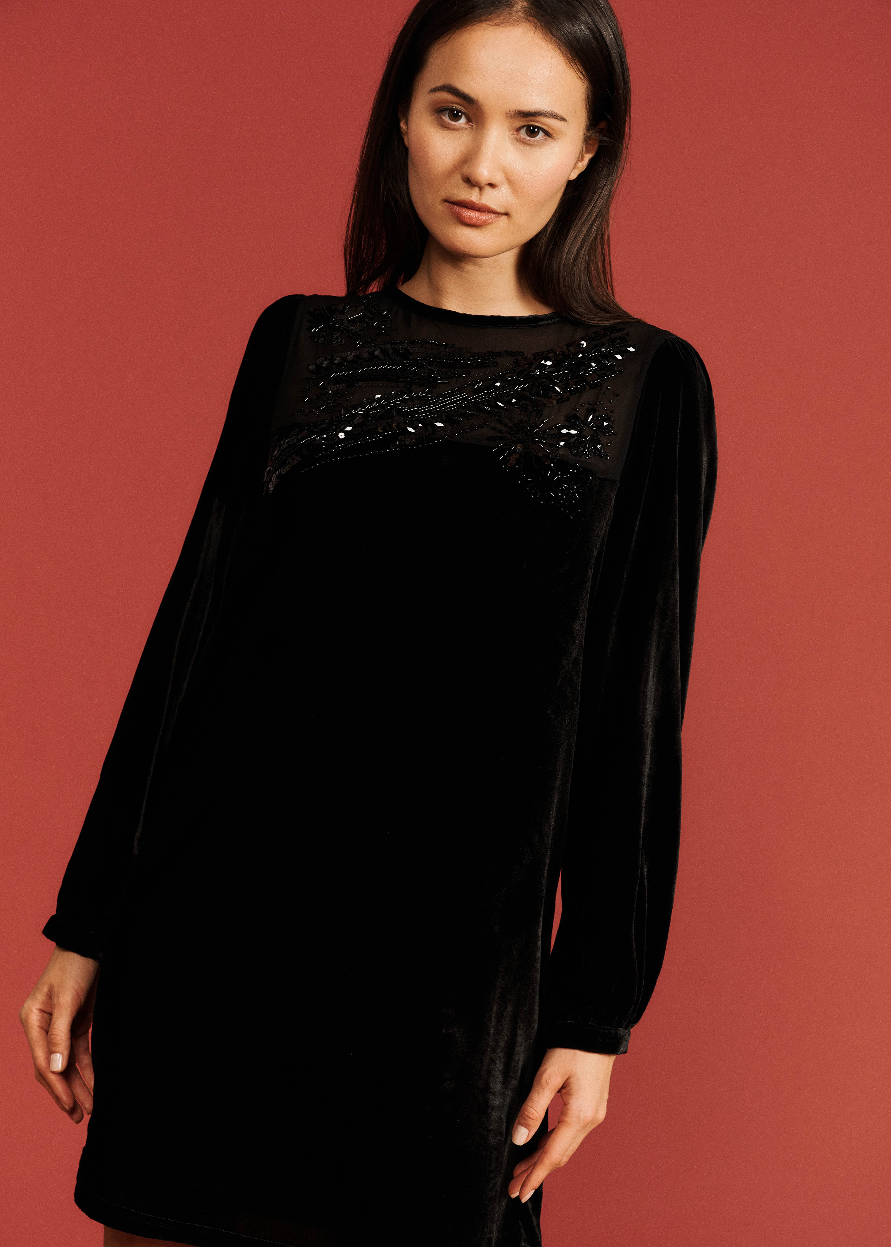 Robe courte en velours noir avec broderie