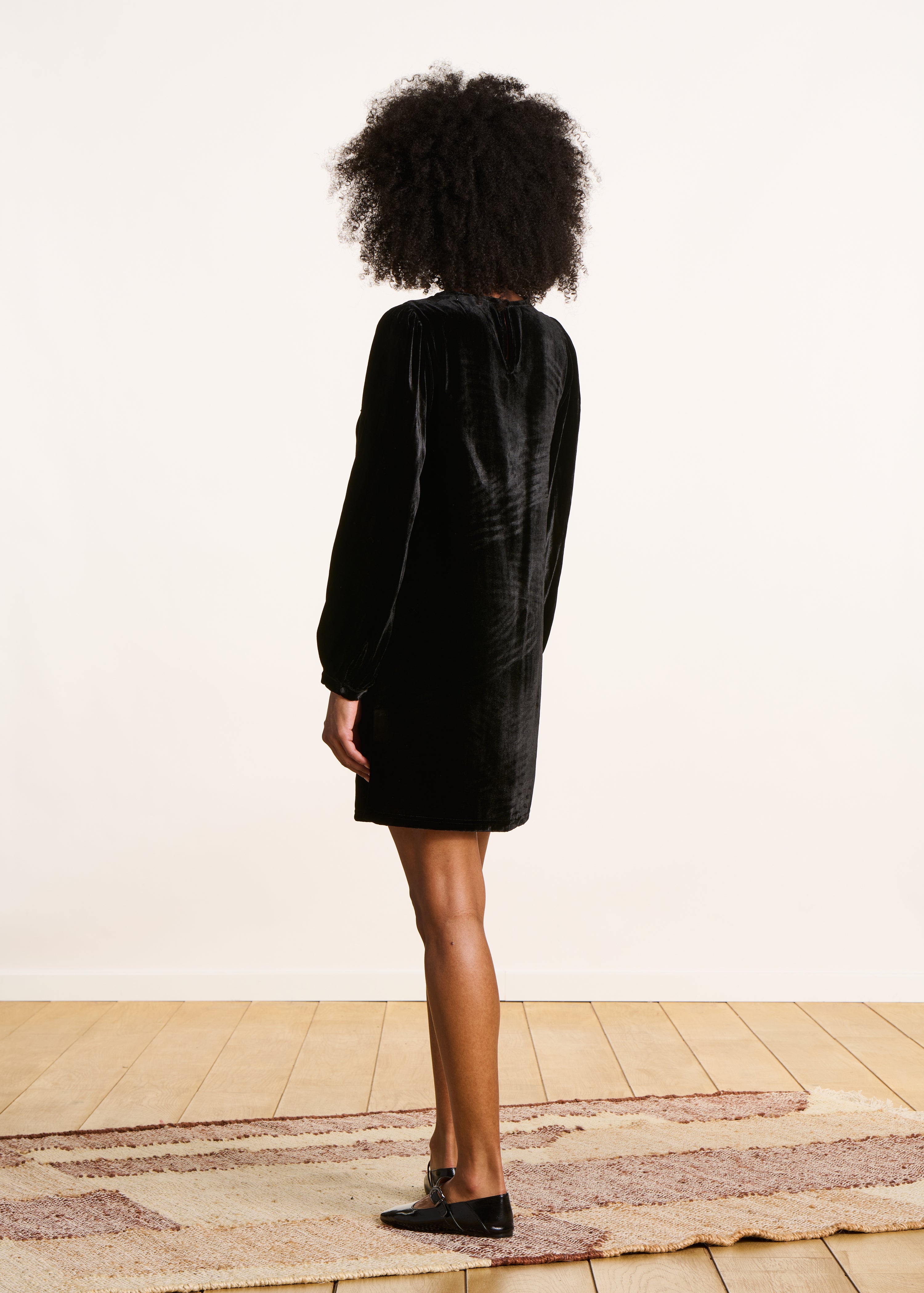 Robe courte en velours noir à broderies et sequins