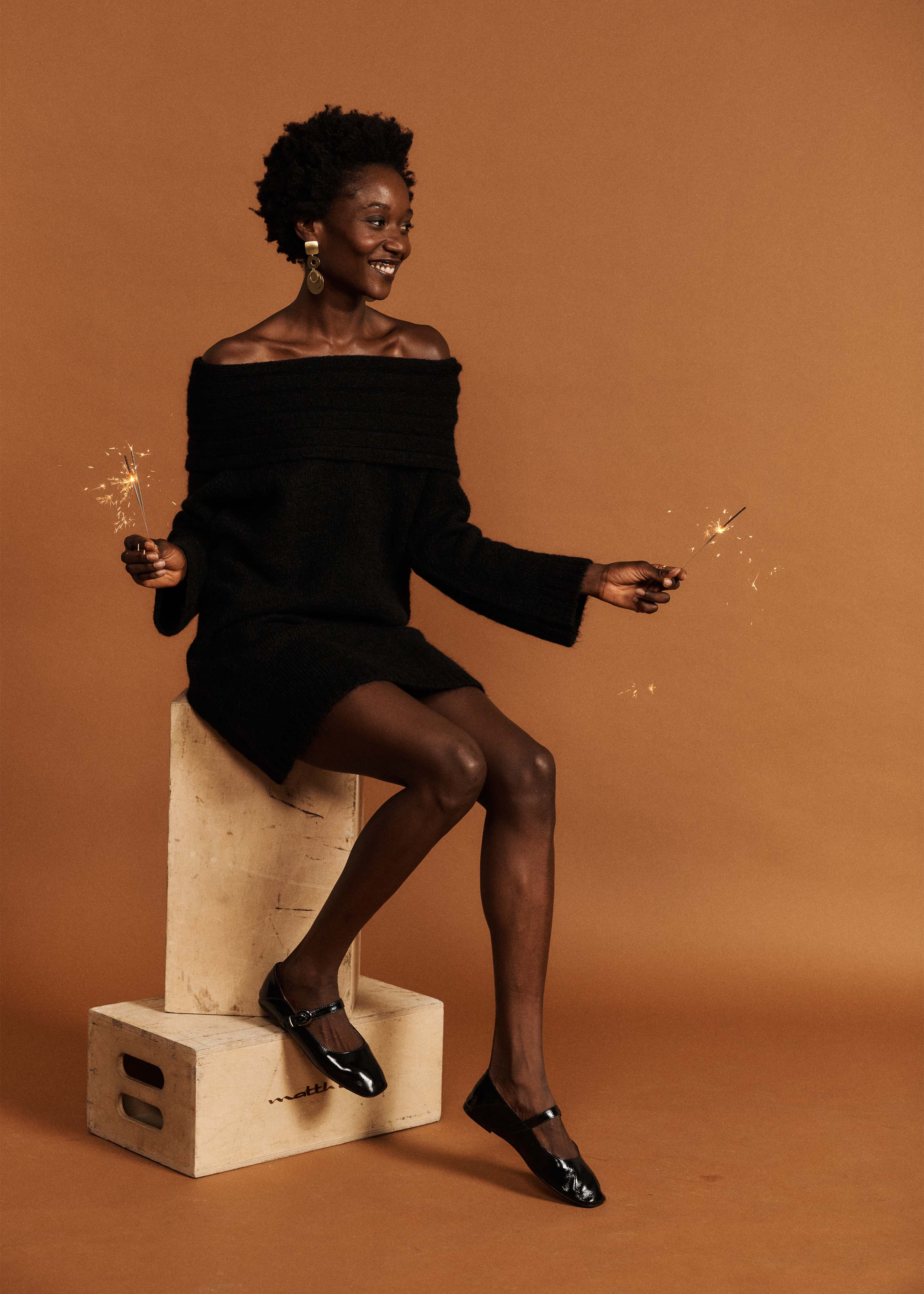 Robe courte en maille noire épaules dénudées