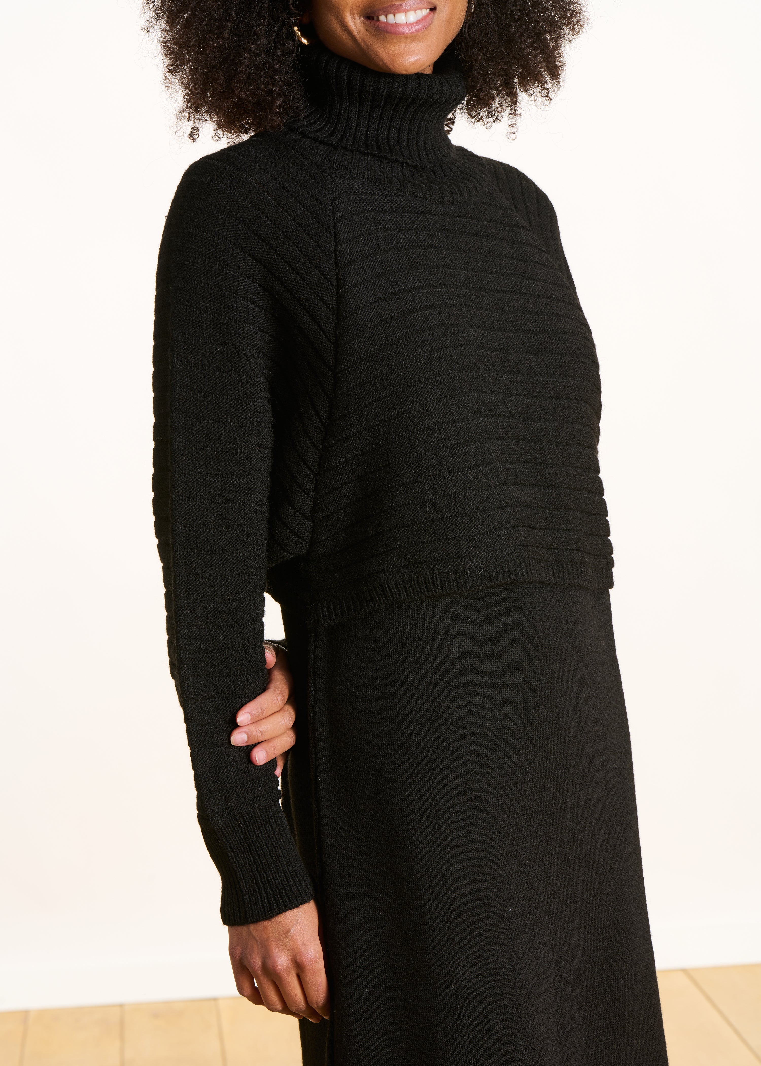 Robe courte noire en maille manches longues