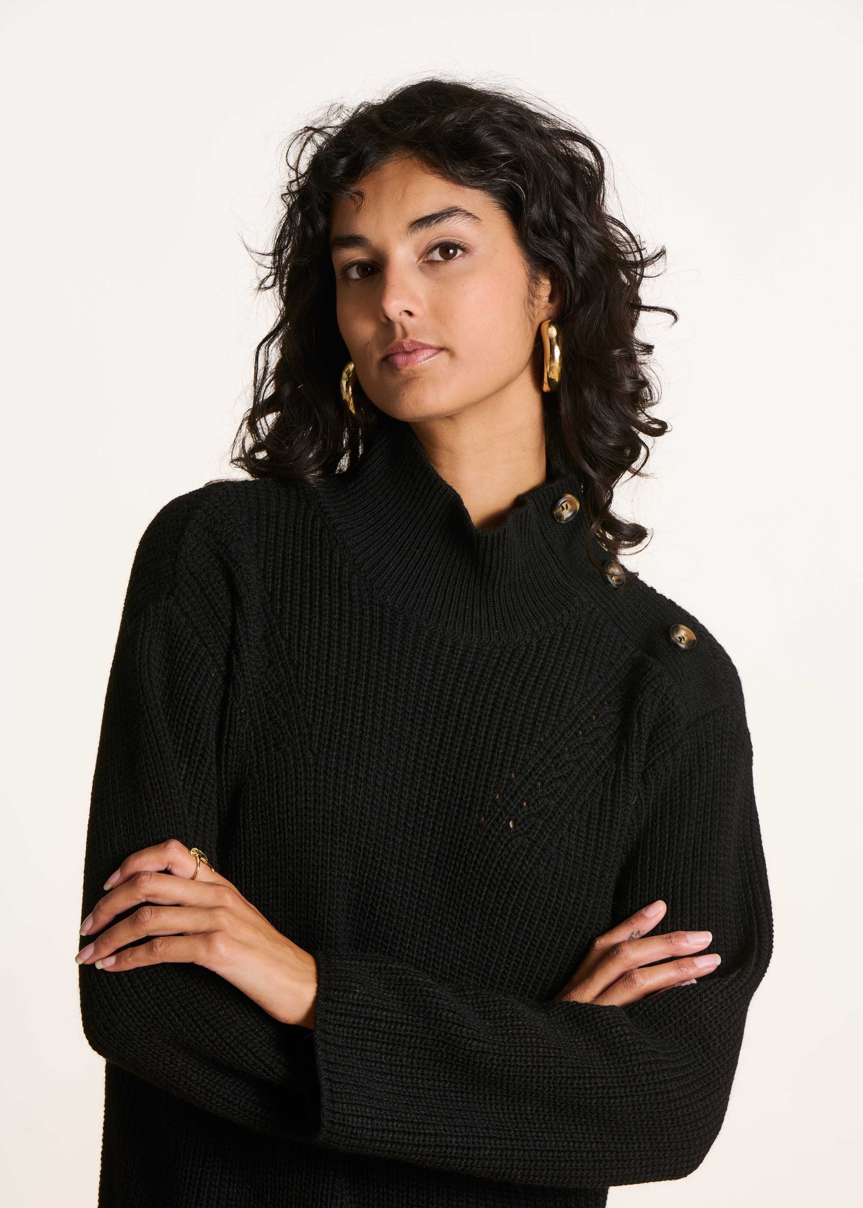 Kurzes Kleid aus schwarzer Maschenware mit langen Ärmeln