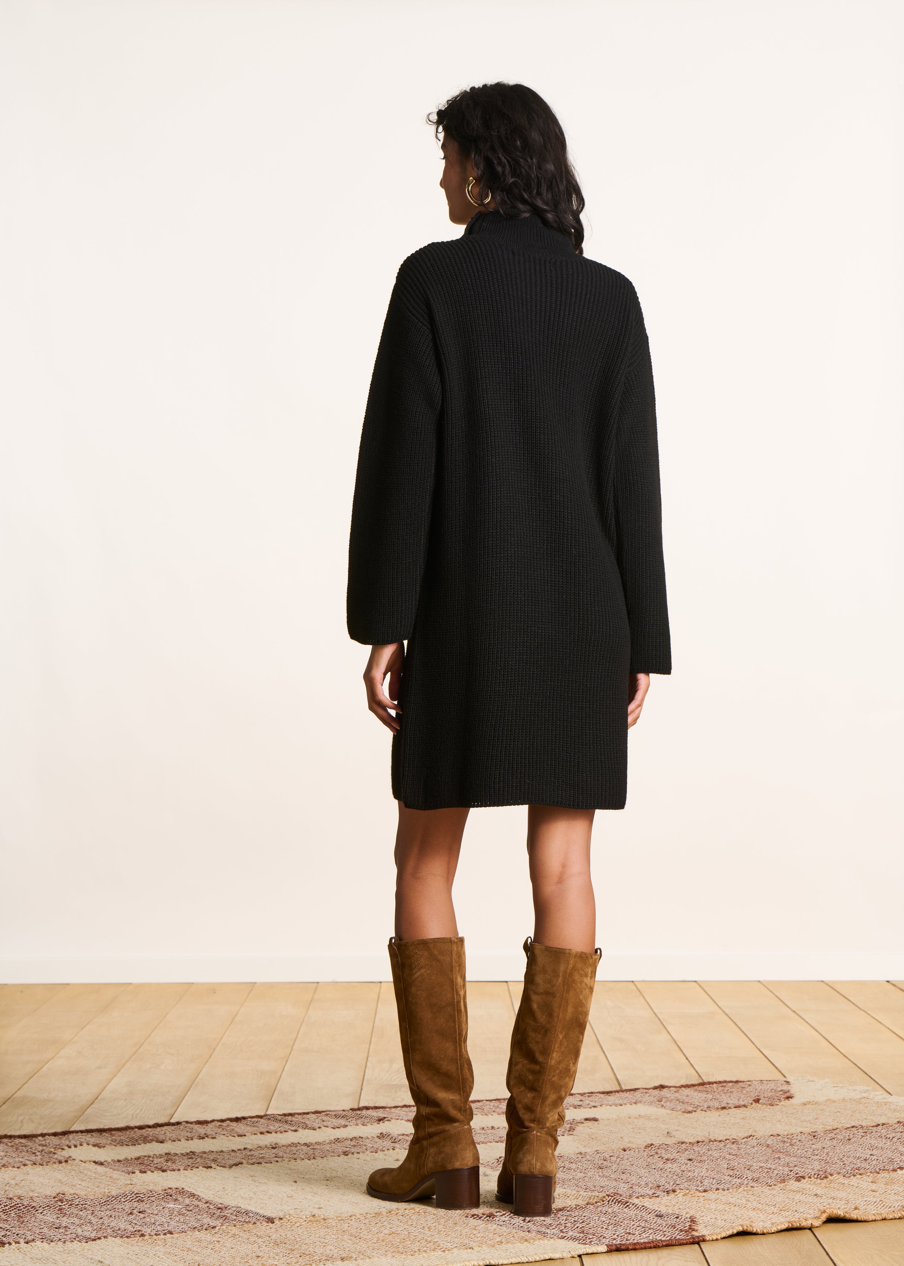 Kurzes Kleid aus schwarzer Maschenware mit langen Ärmeln