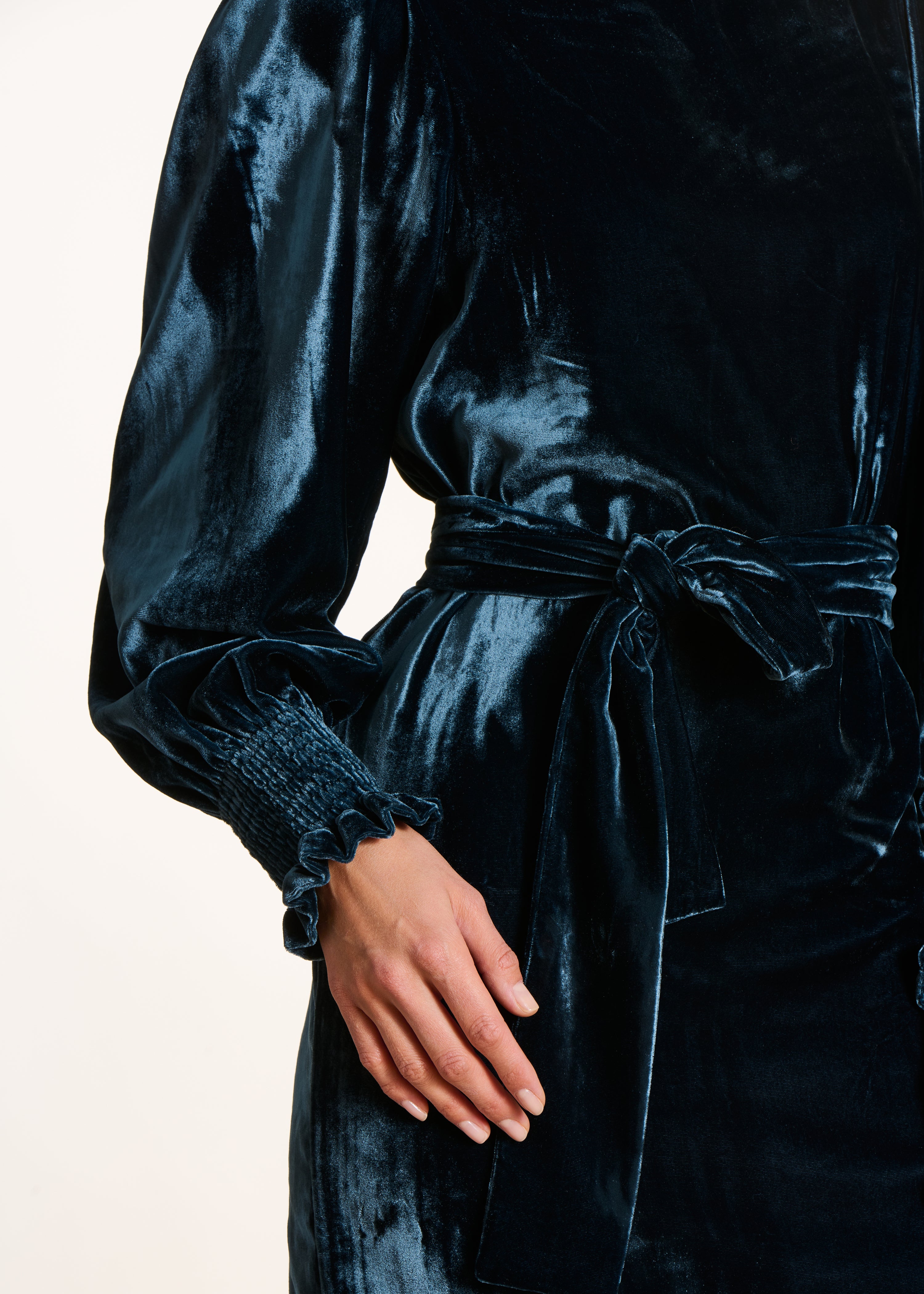 Robe courte en velours bleu pétrole à manches longues