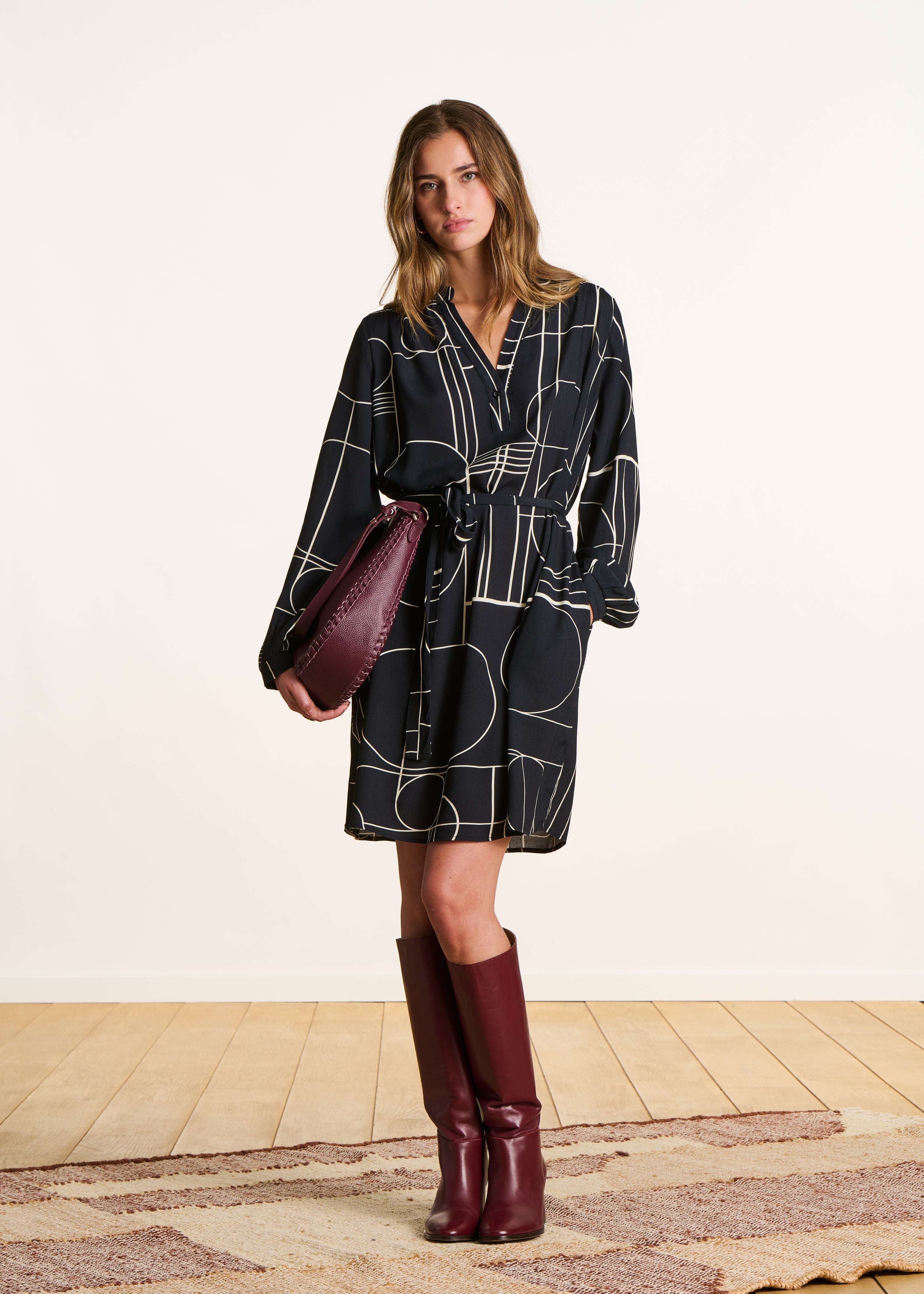 Zwarte korte jurk met ceintuur en print La Fée Maraboutée