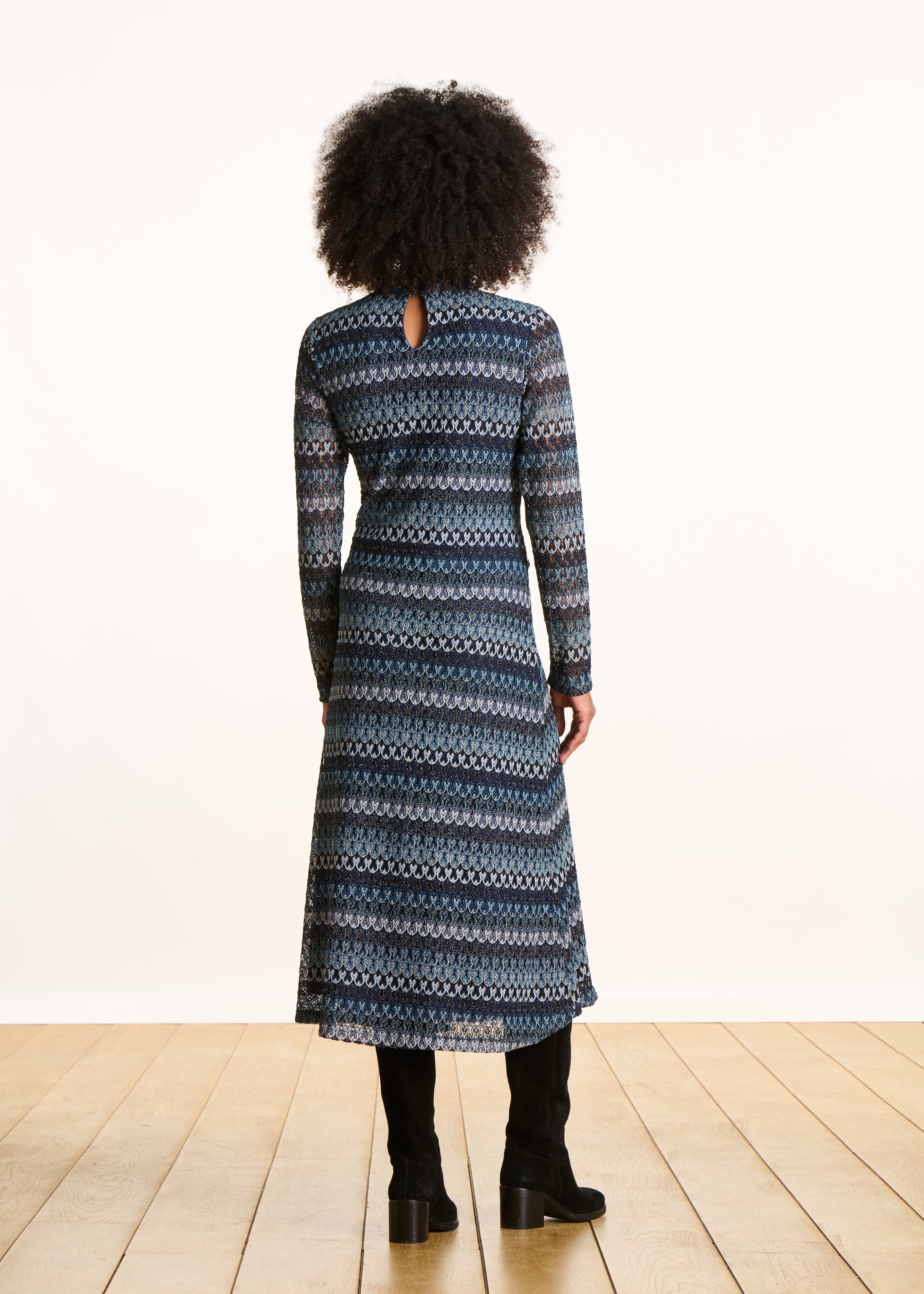 Lange Häkelkleid in Petrolblau mit langen Ärmeln