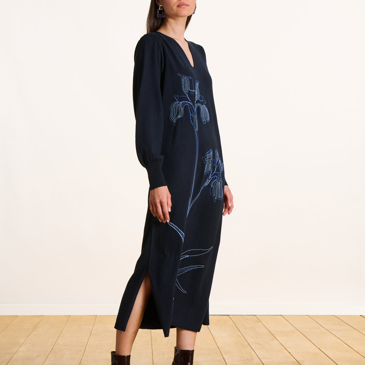 Robe mi-longue en maille bleu foncé avec broderie La Fée Maraboutée