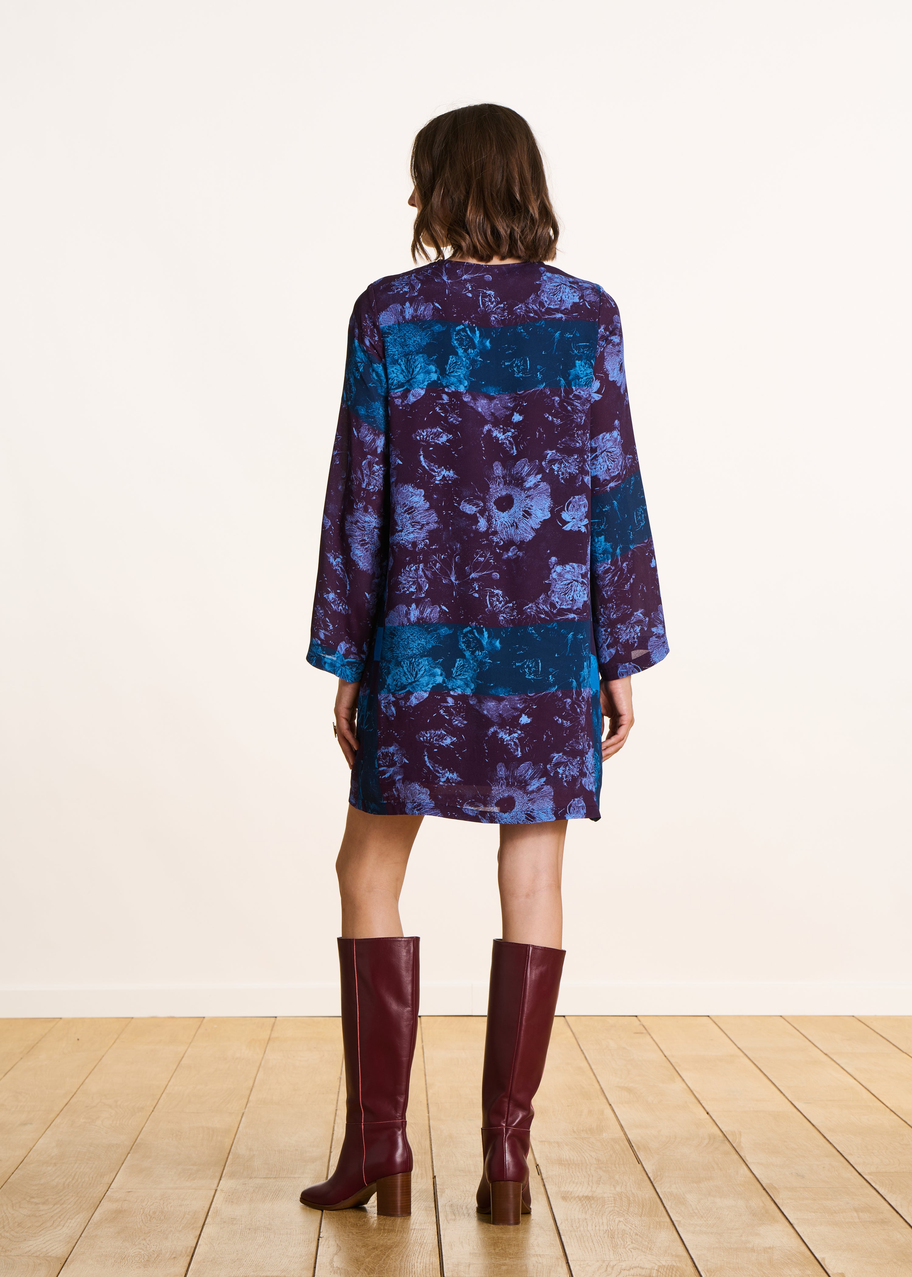 Short fluid dress blue and plum with print long sleeves - La Fe Maraboute Short fluid dress blue and plum with print long sleeves - La Fe Maraboute