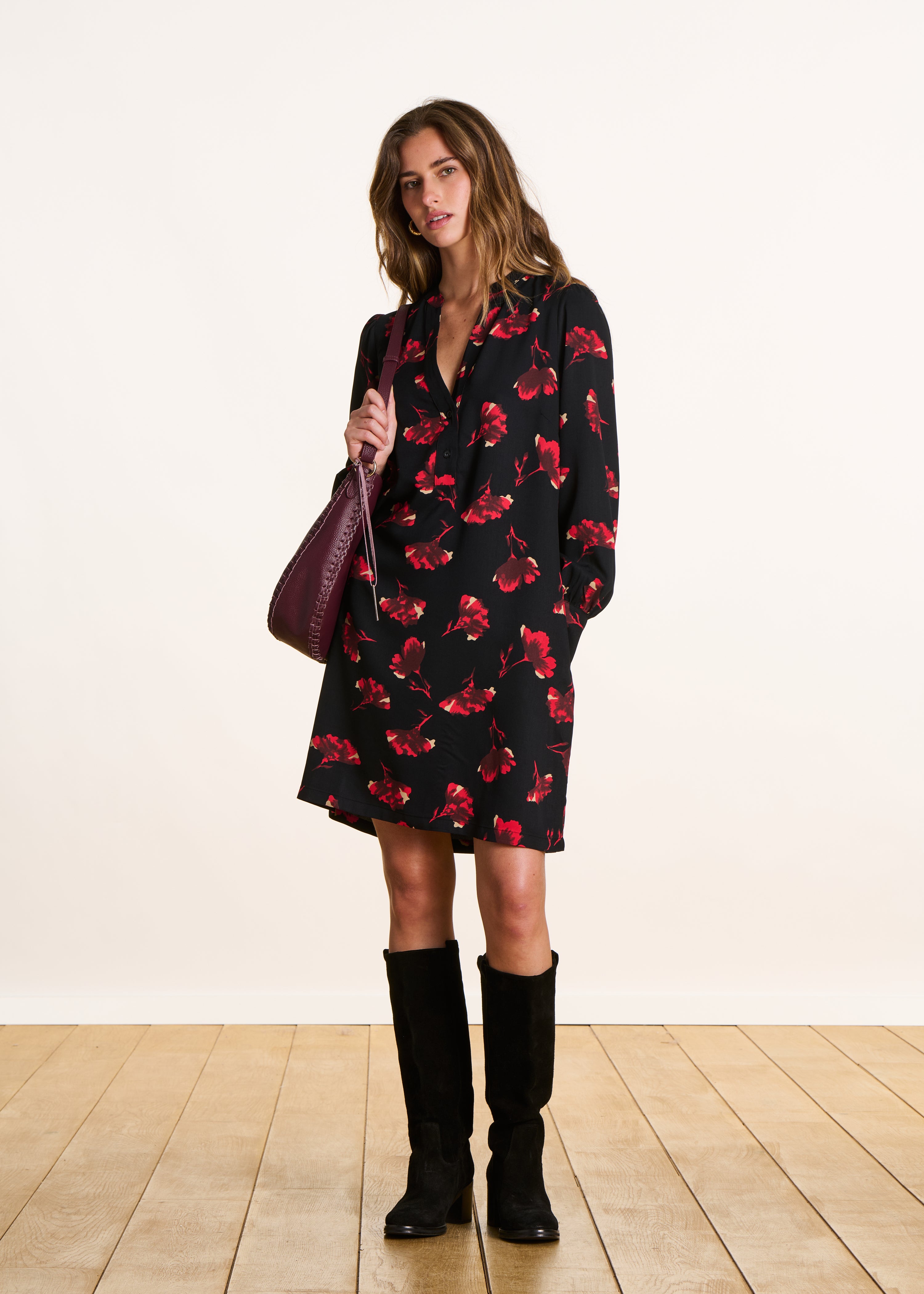 Robe courte fleurie noir et rouge manches longues