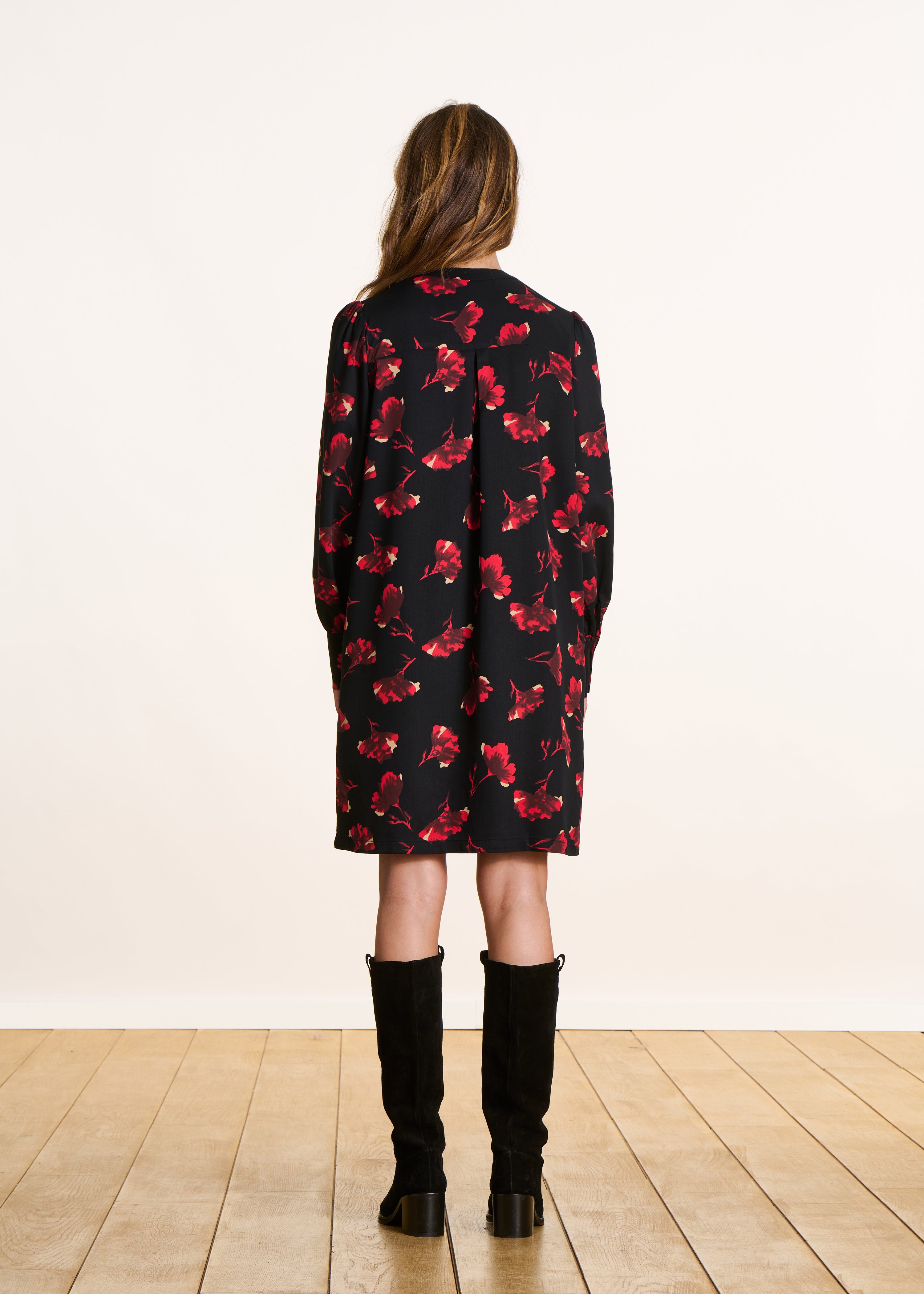 Robe courte fleurie noir et rouge manches longues