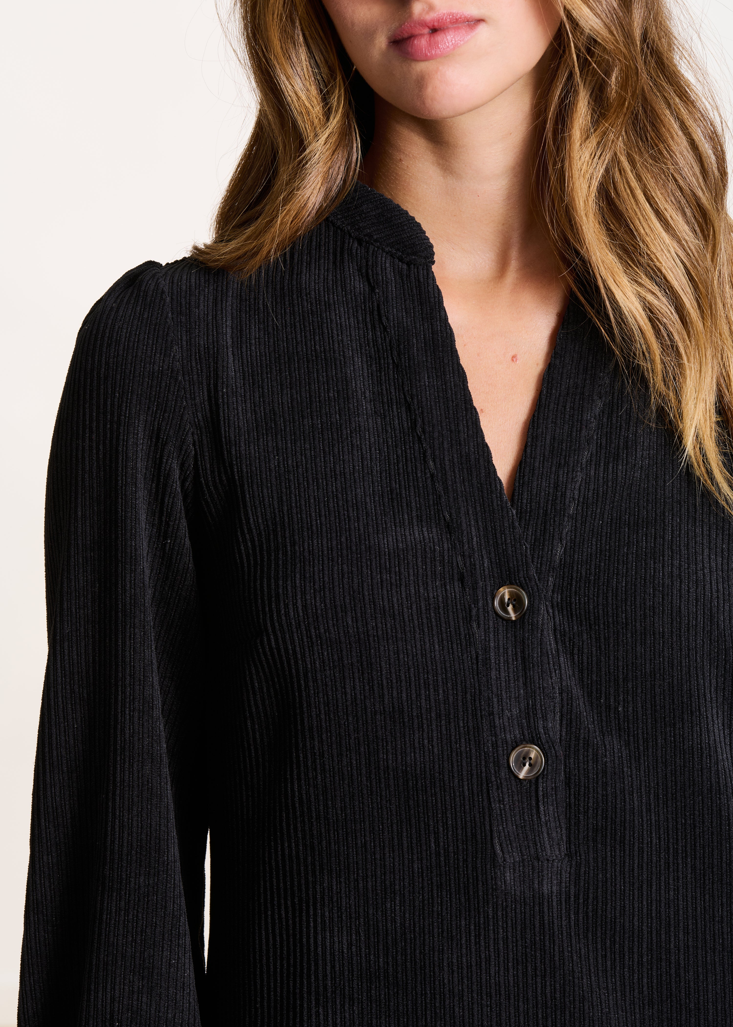 Robe courte droite noire en velours côtelé manches longues