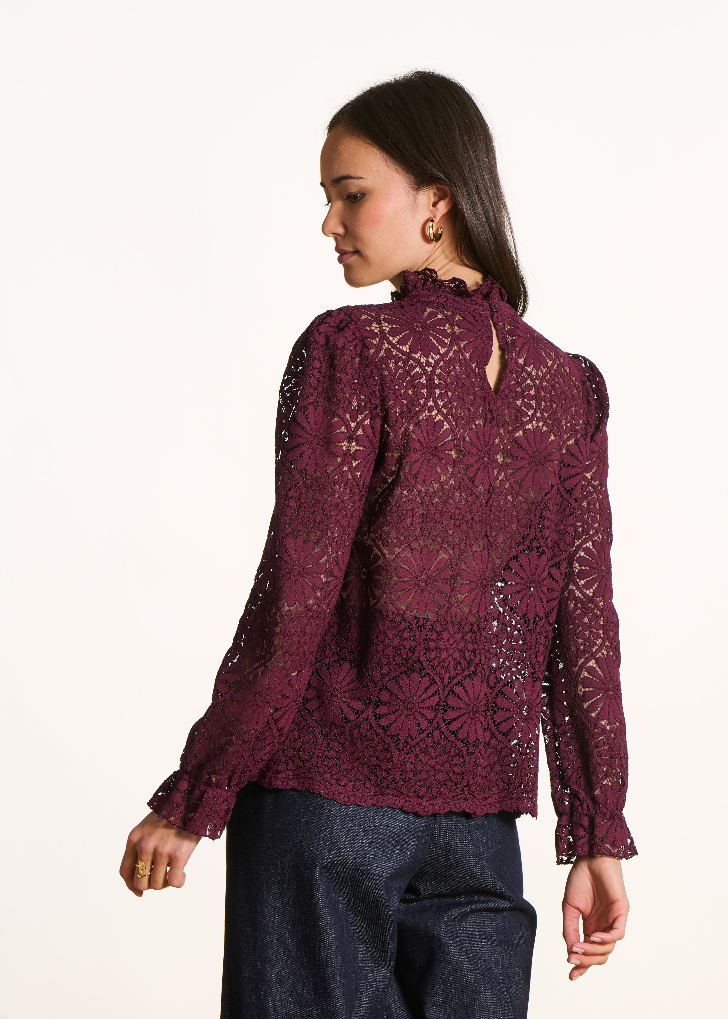 Bordeauxfarbenes Spitzen-Top mit langen Ärmeln