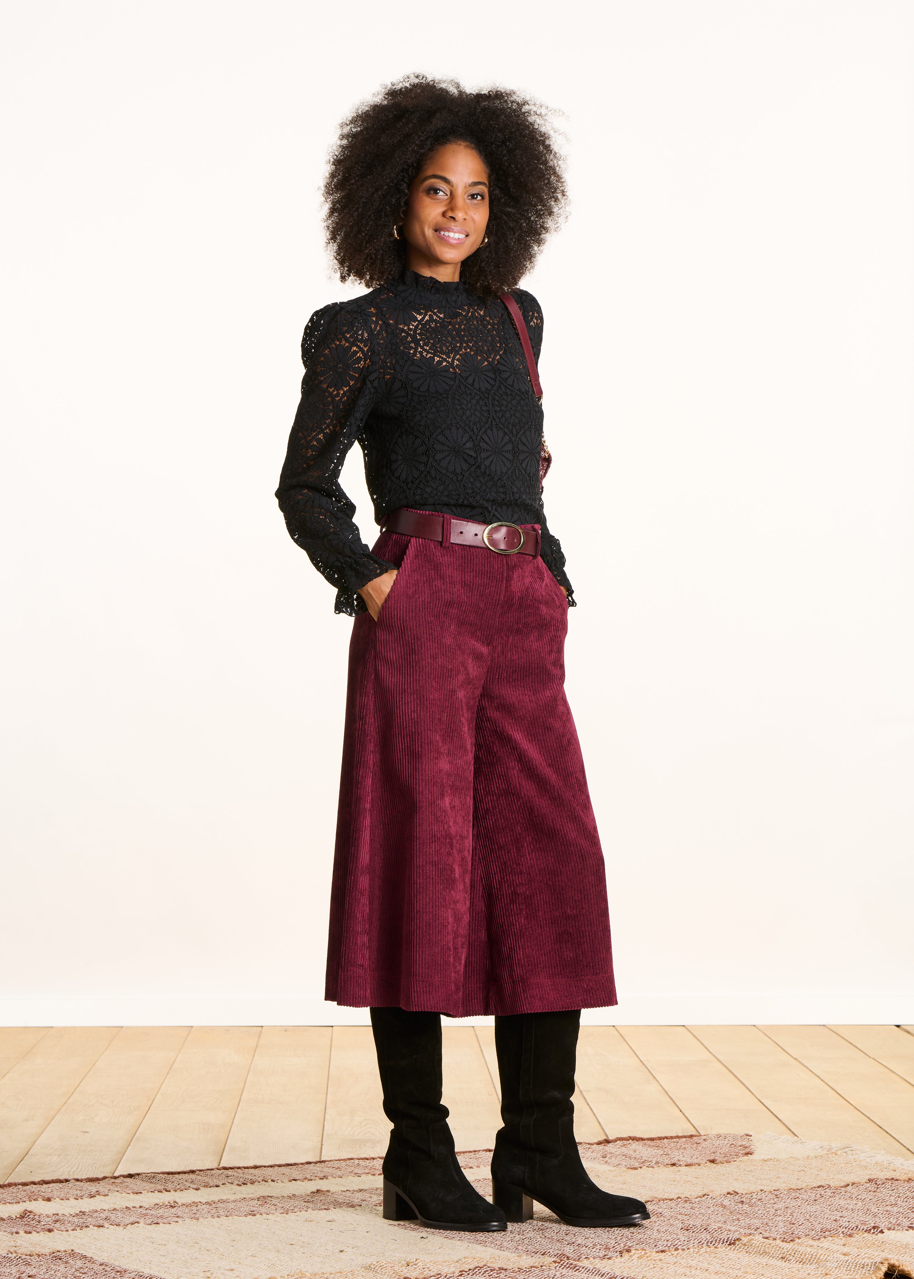 Top noir en dentelle manches longues