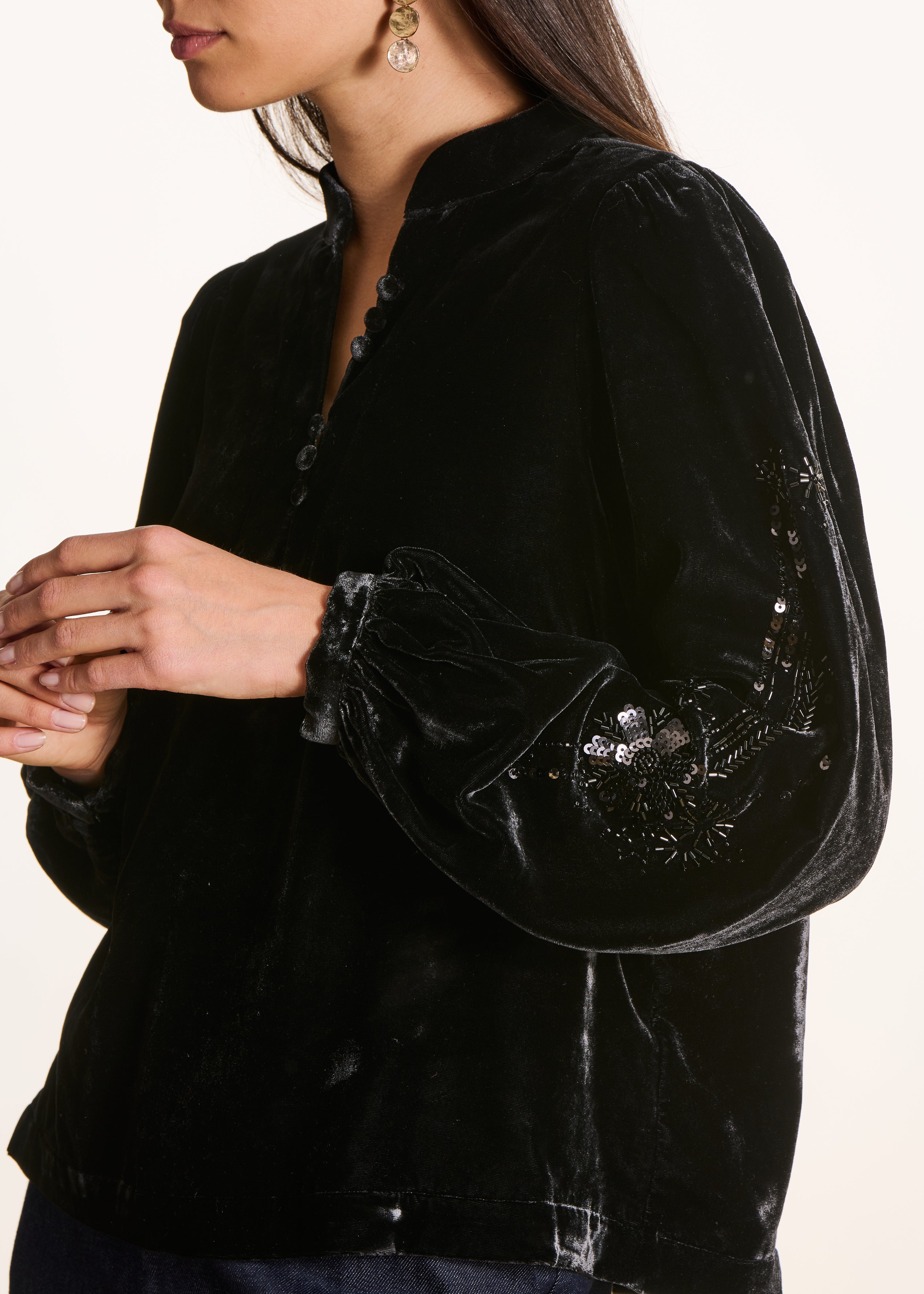 Top noir en velours manches longues avec sequins